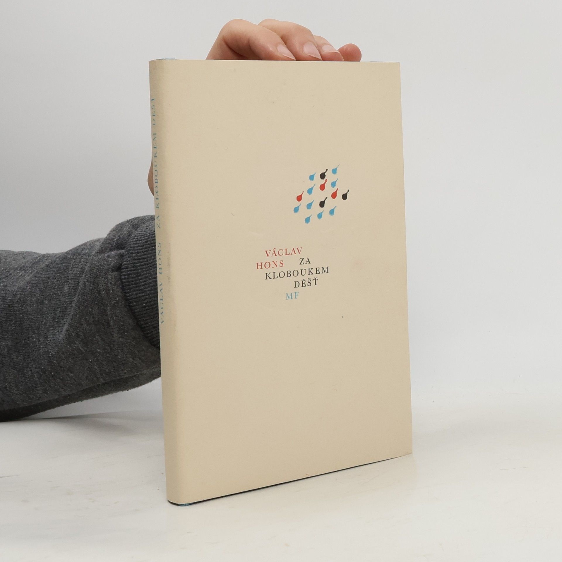 Za kloboukem déšť