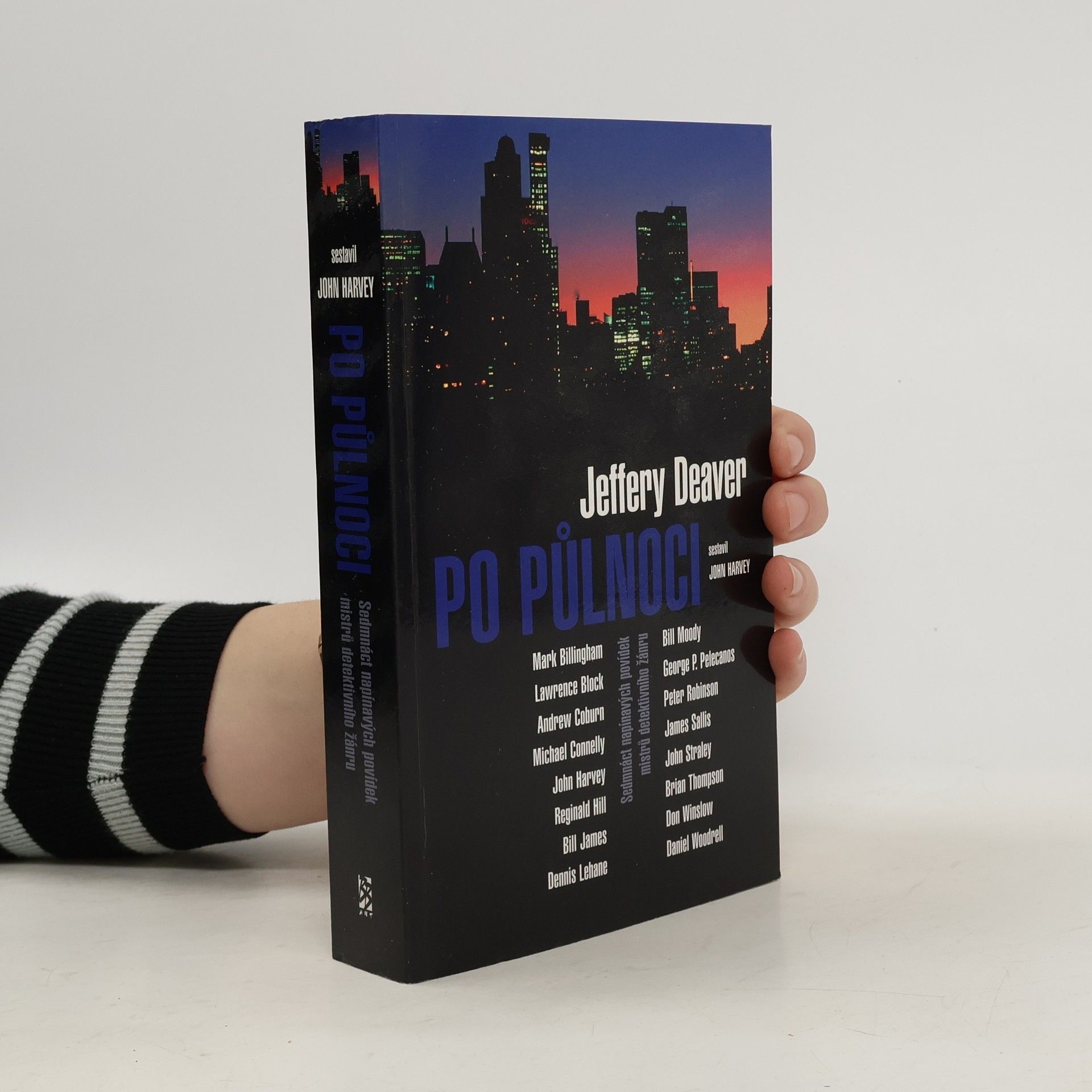 Kolektív autorov Po půlnoci: Sedmnáct napínavých povídek mistrů detektivního žánru