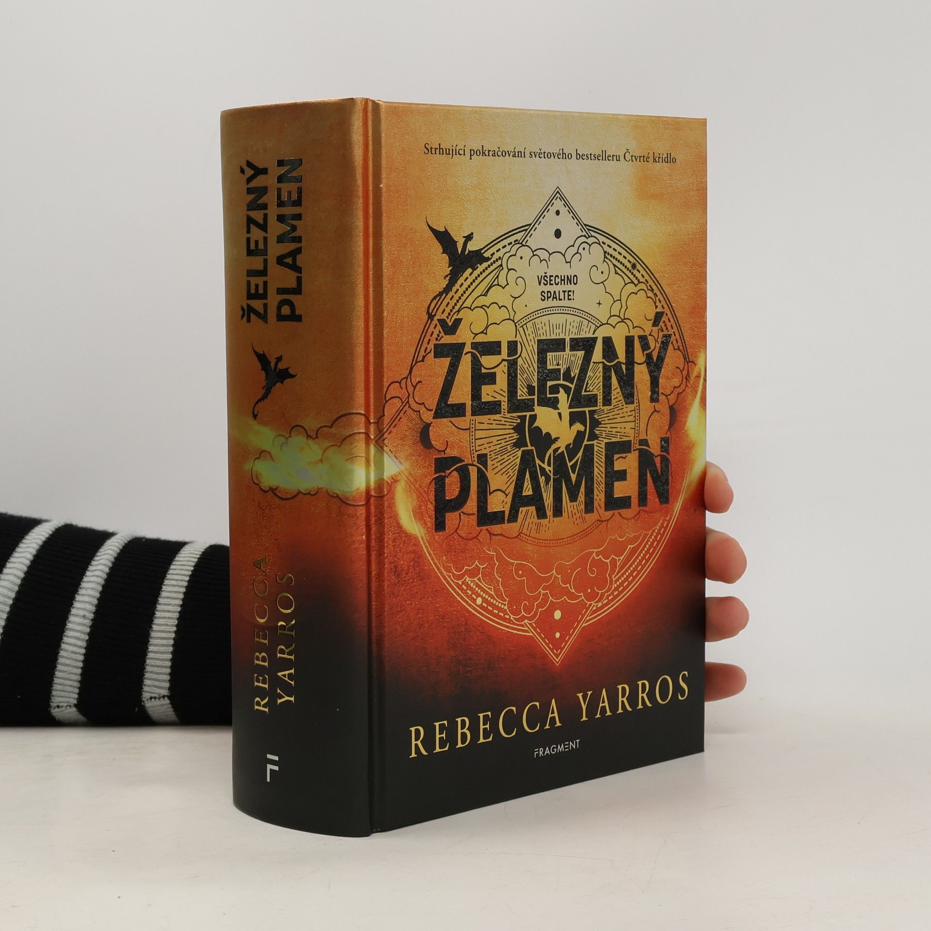 Rebecca Yarros Železný plamen