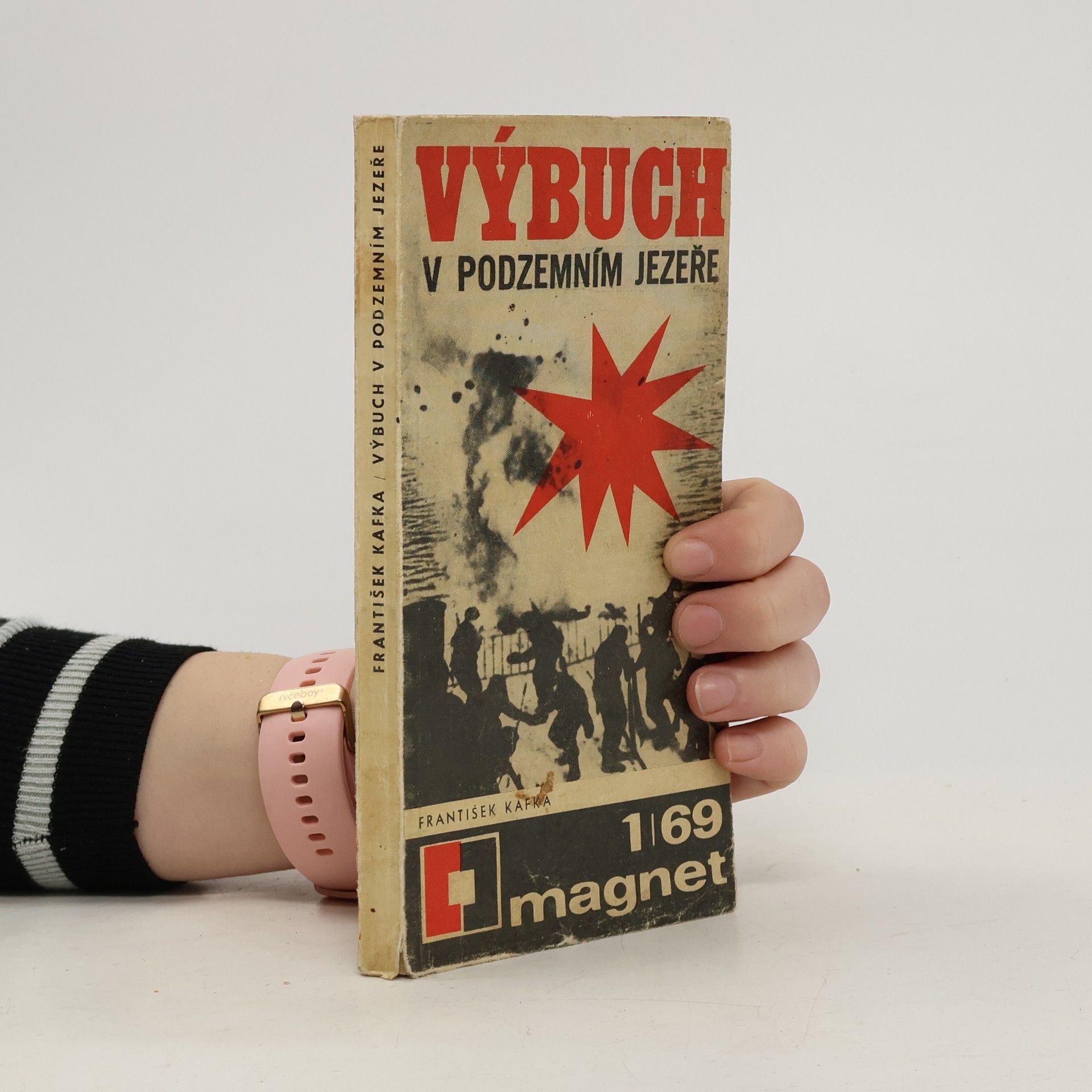 Výbuch v podzemním jezeře