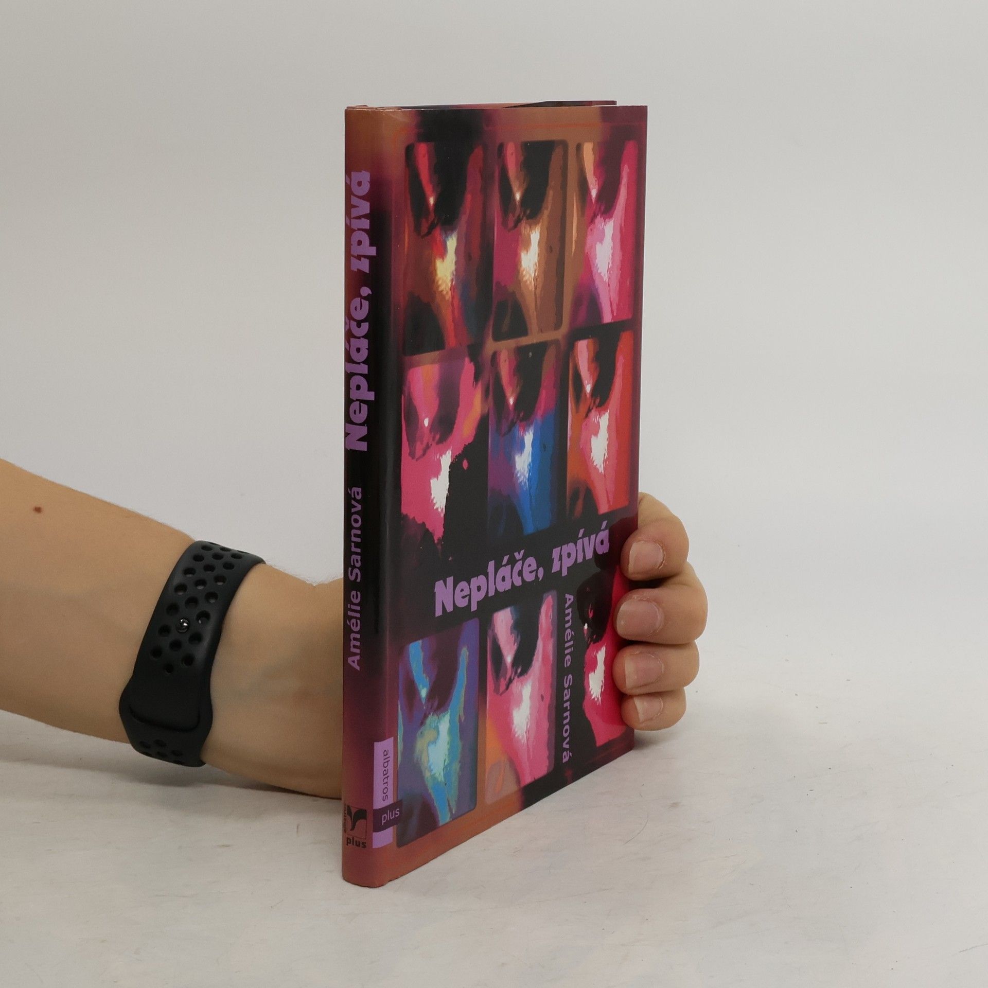 Amélie SarnCantin Nepláče, zpívá