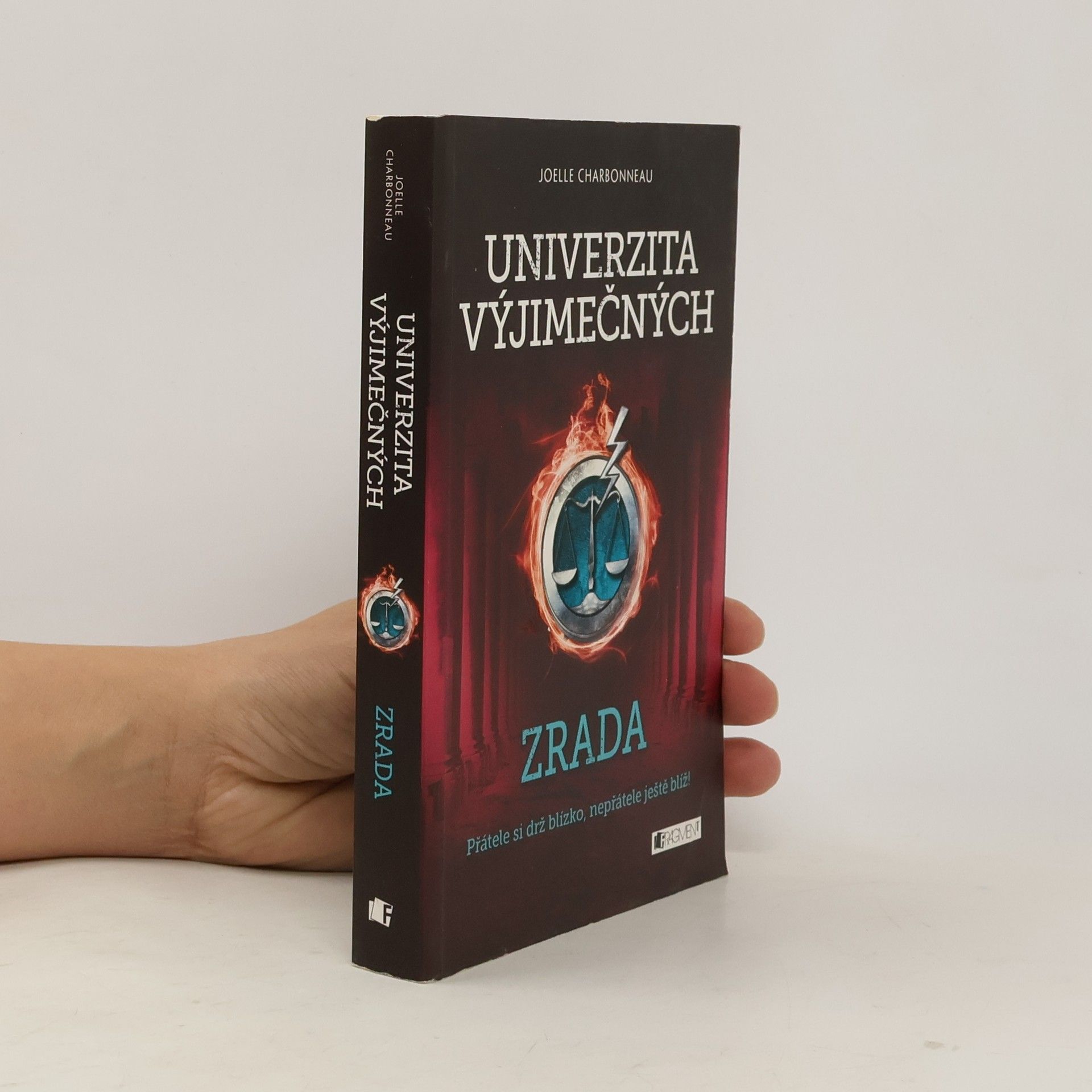 Joelle Charbonneau Univerzita výjimečných. Zrada