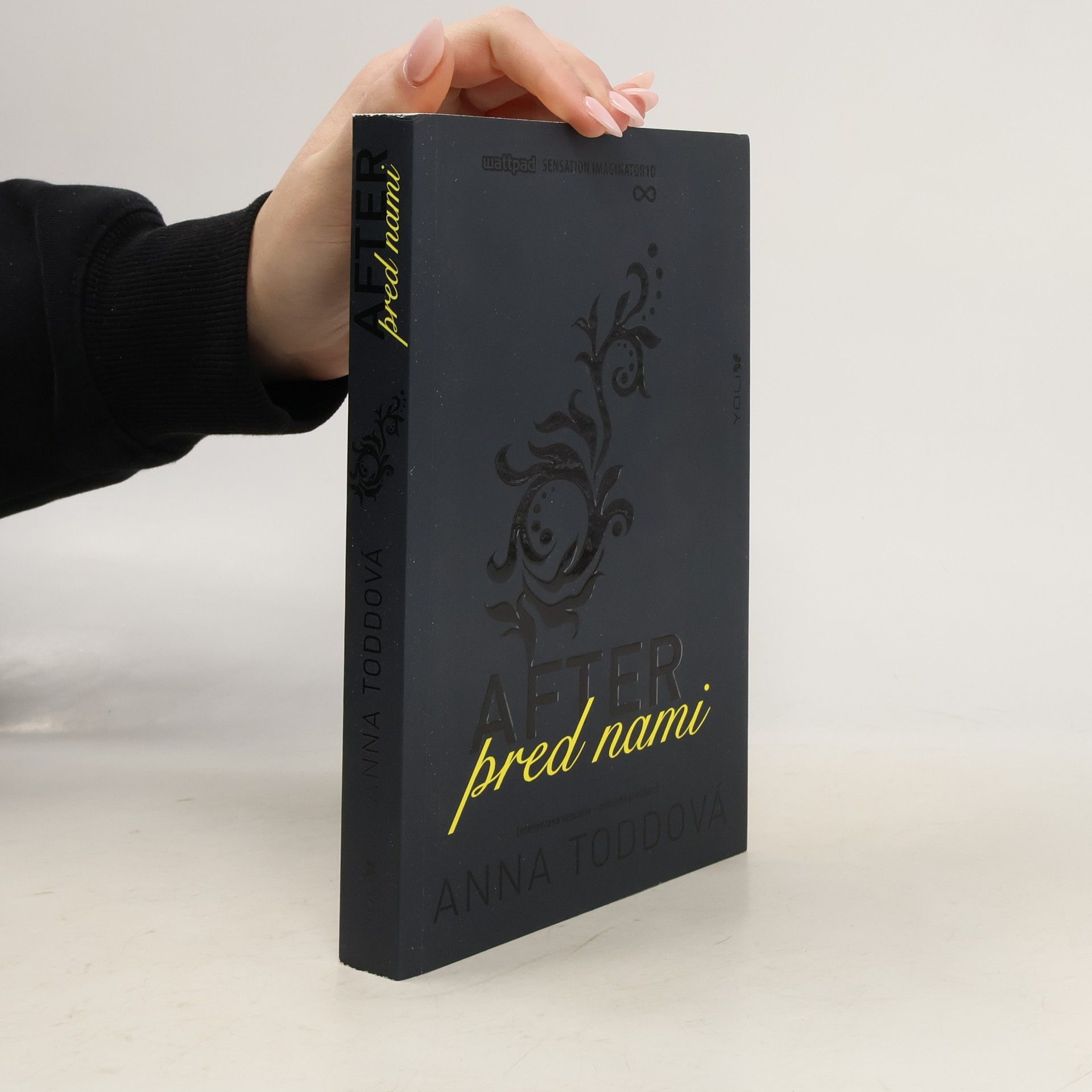 Anna Todd After 5. Pred nami