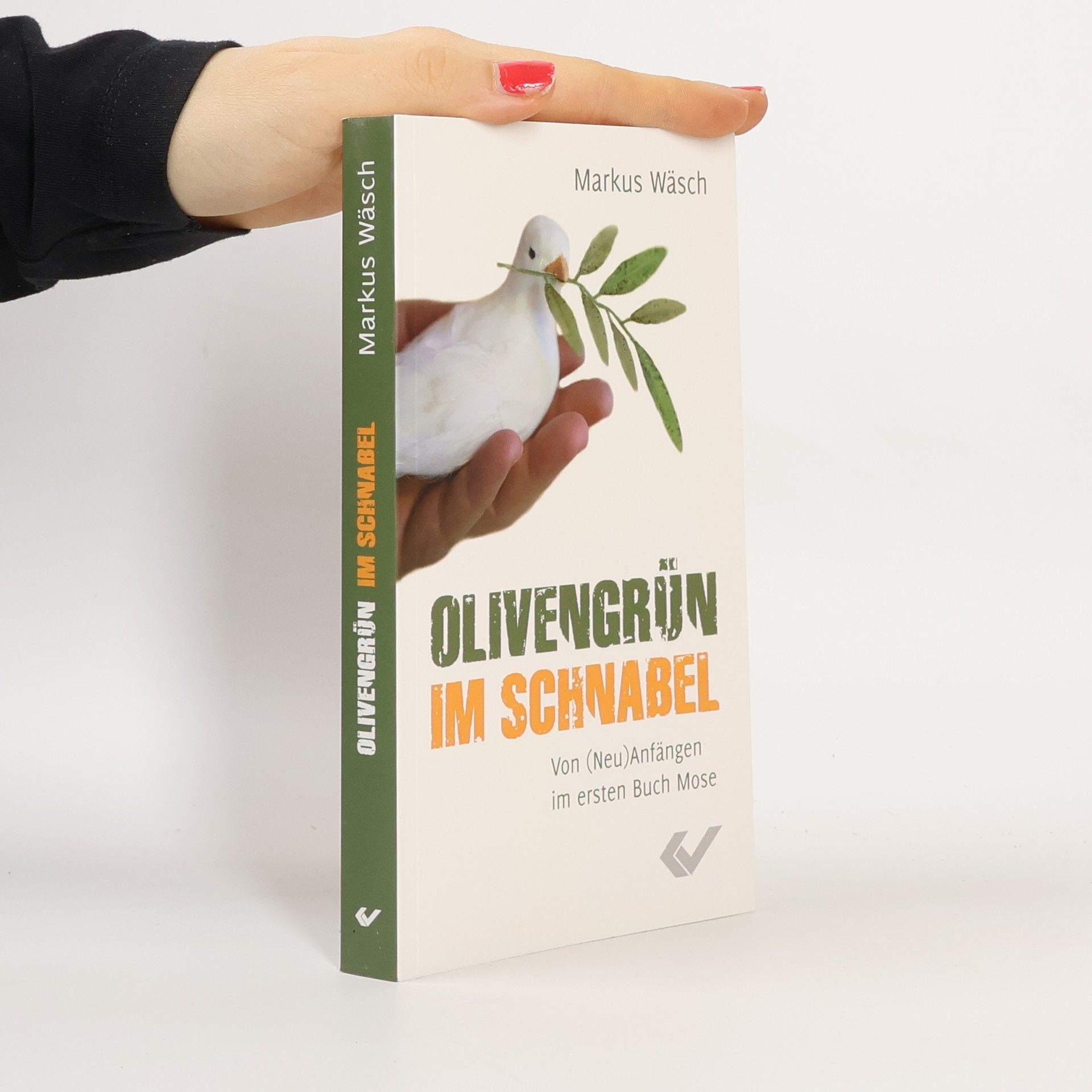 Olivengrün im Schnabel