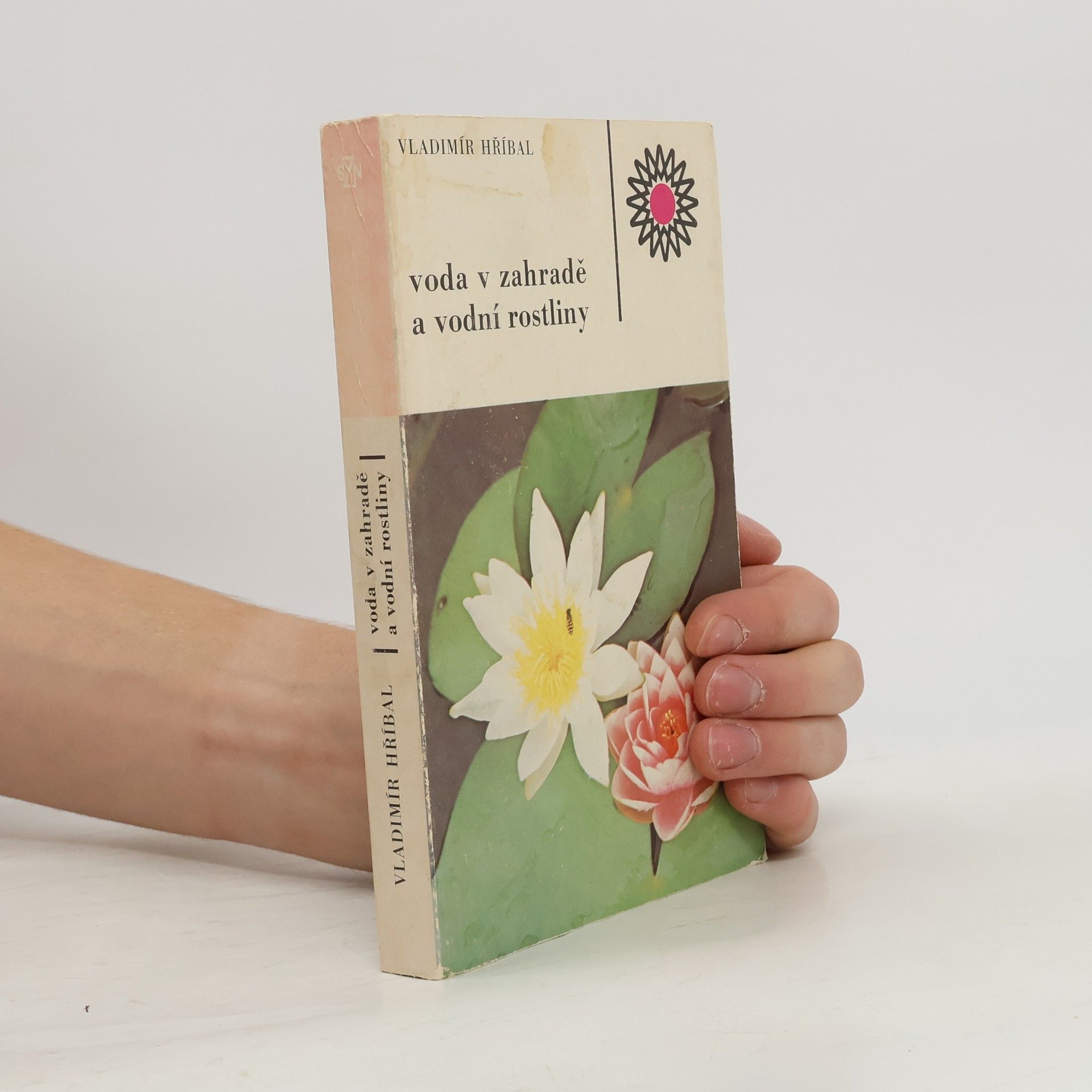 Voda v zahradě a vodní rostliny