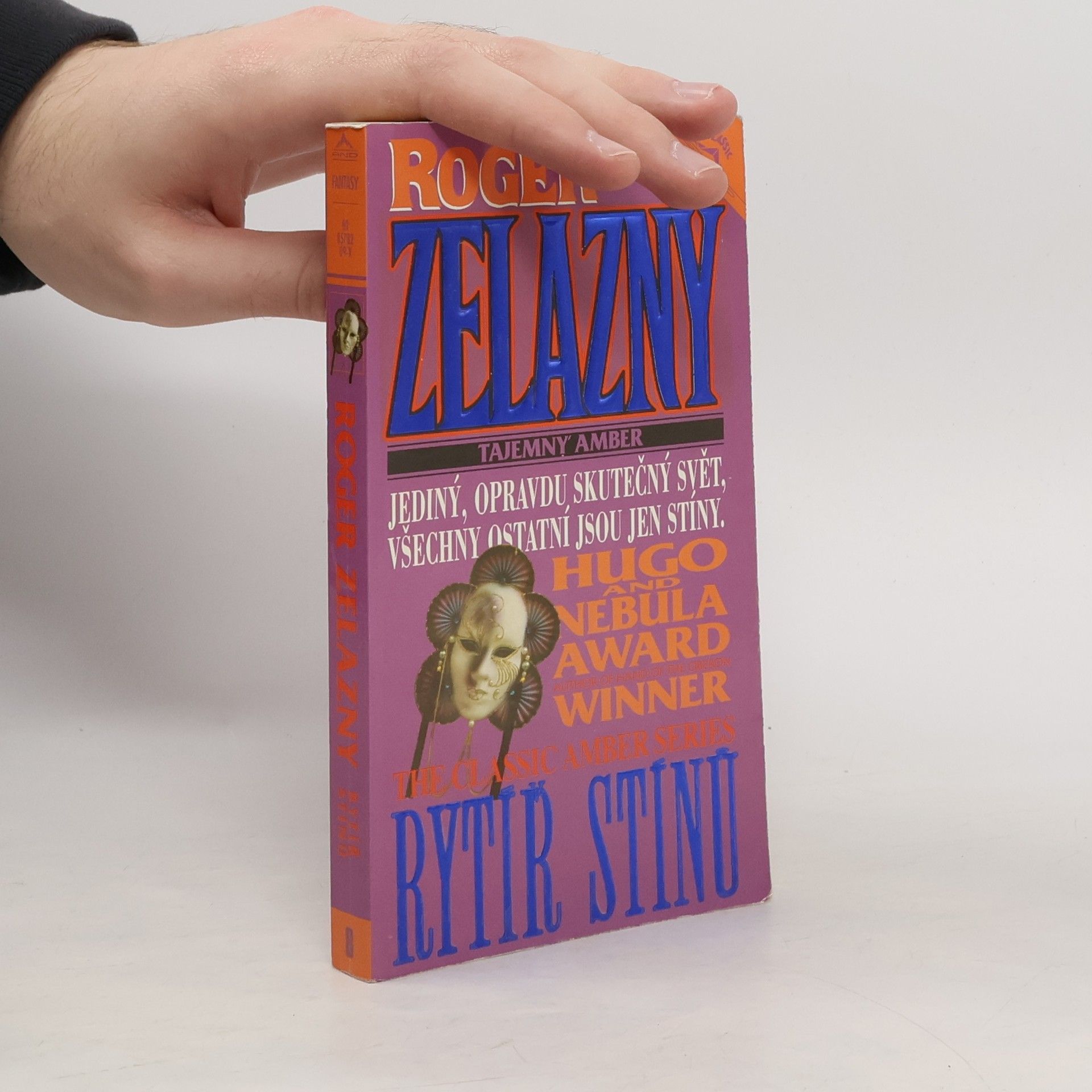 Tajemný amber. Rytíř stínů