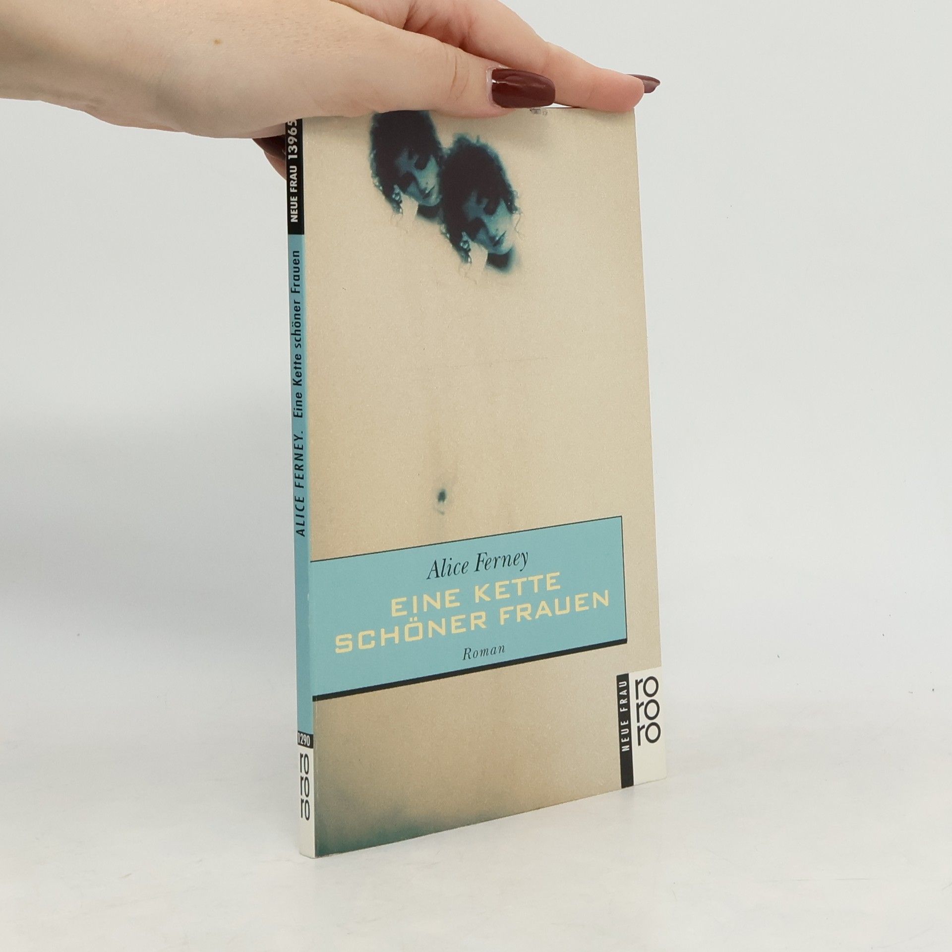 Eine Kette schöner Frauen