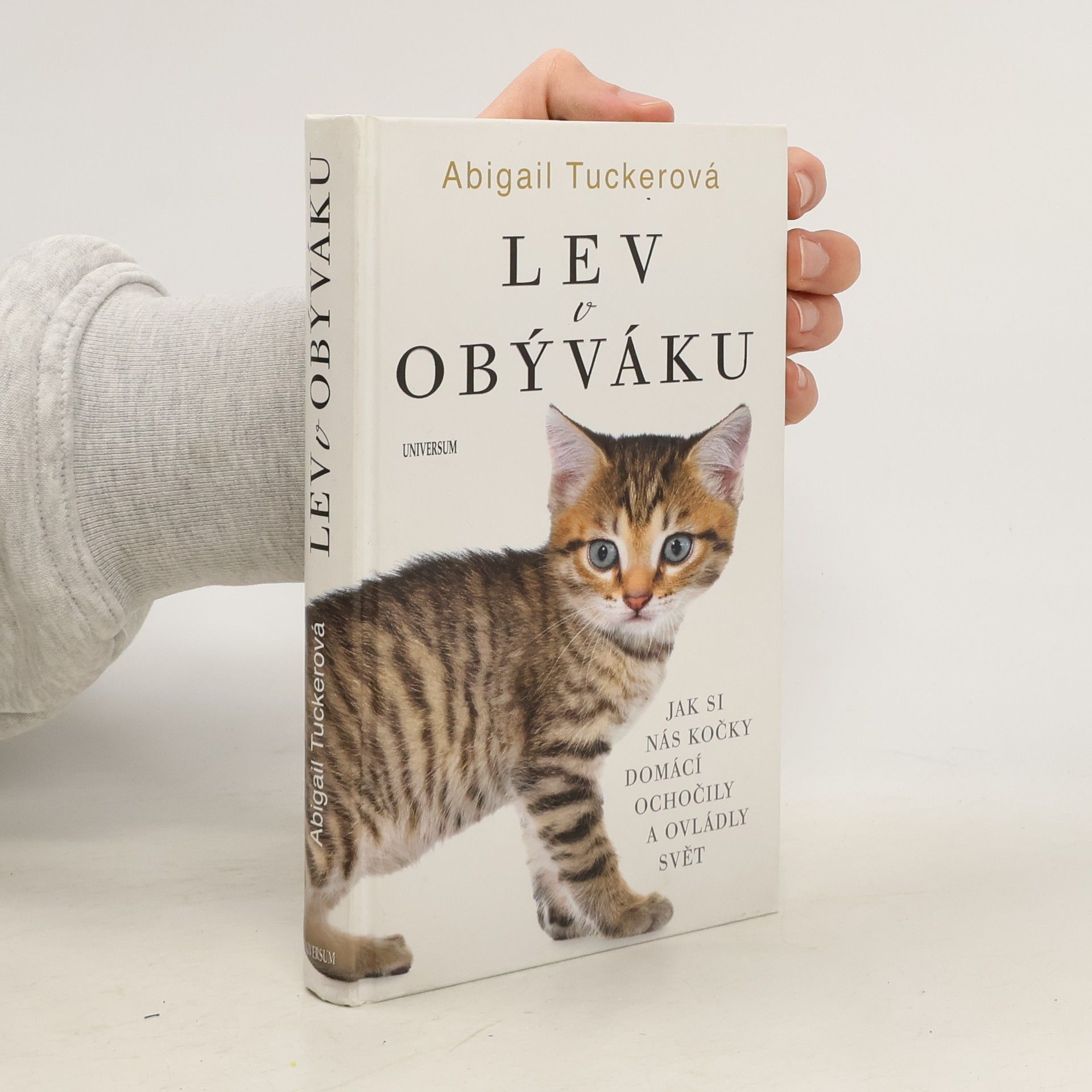 Abigail Tucker Lev v obýváku: Jak si nás kočky domácí ochočily a ovládly svět
