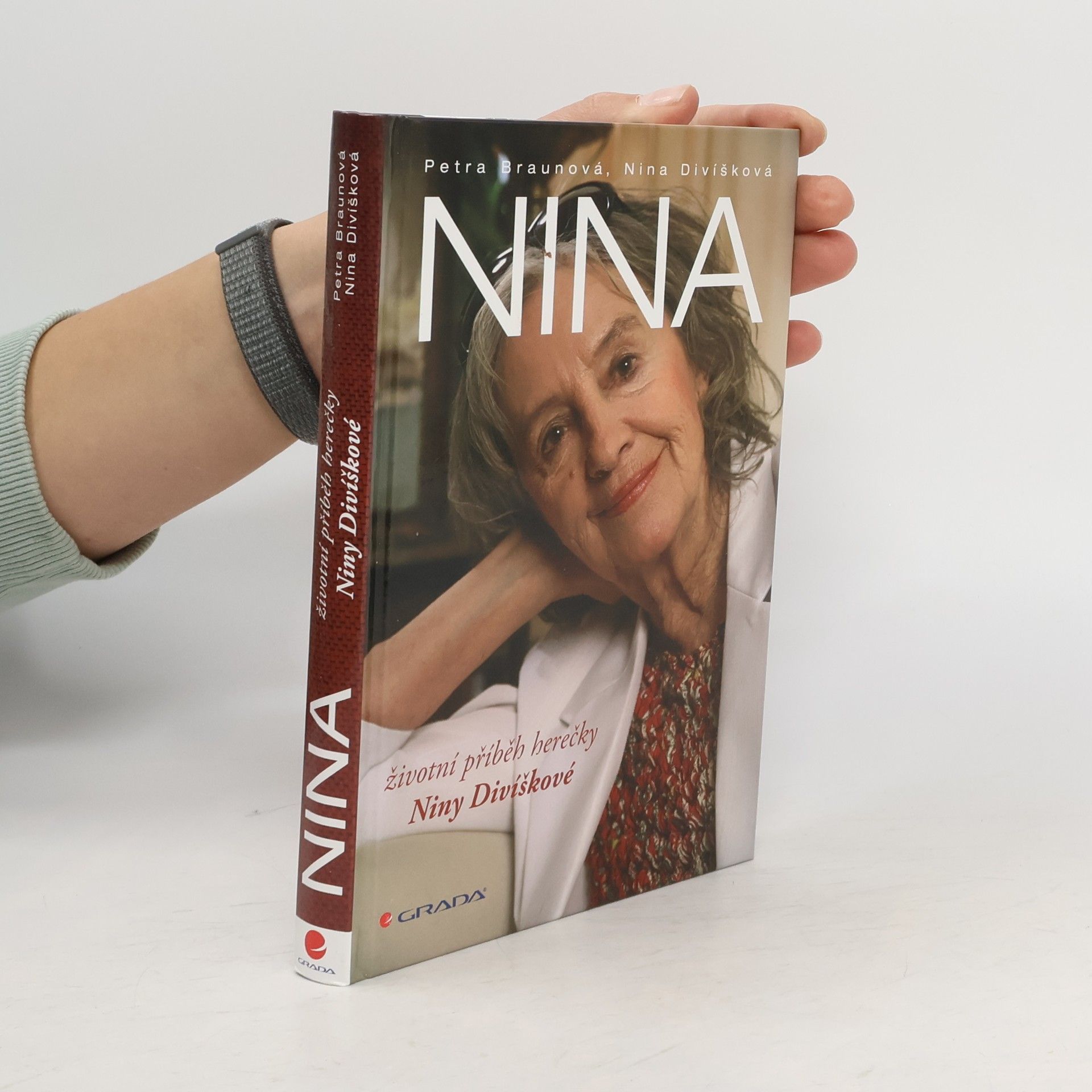 Nina. Životní příběh herečky Niny Divíškové