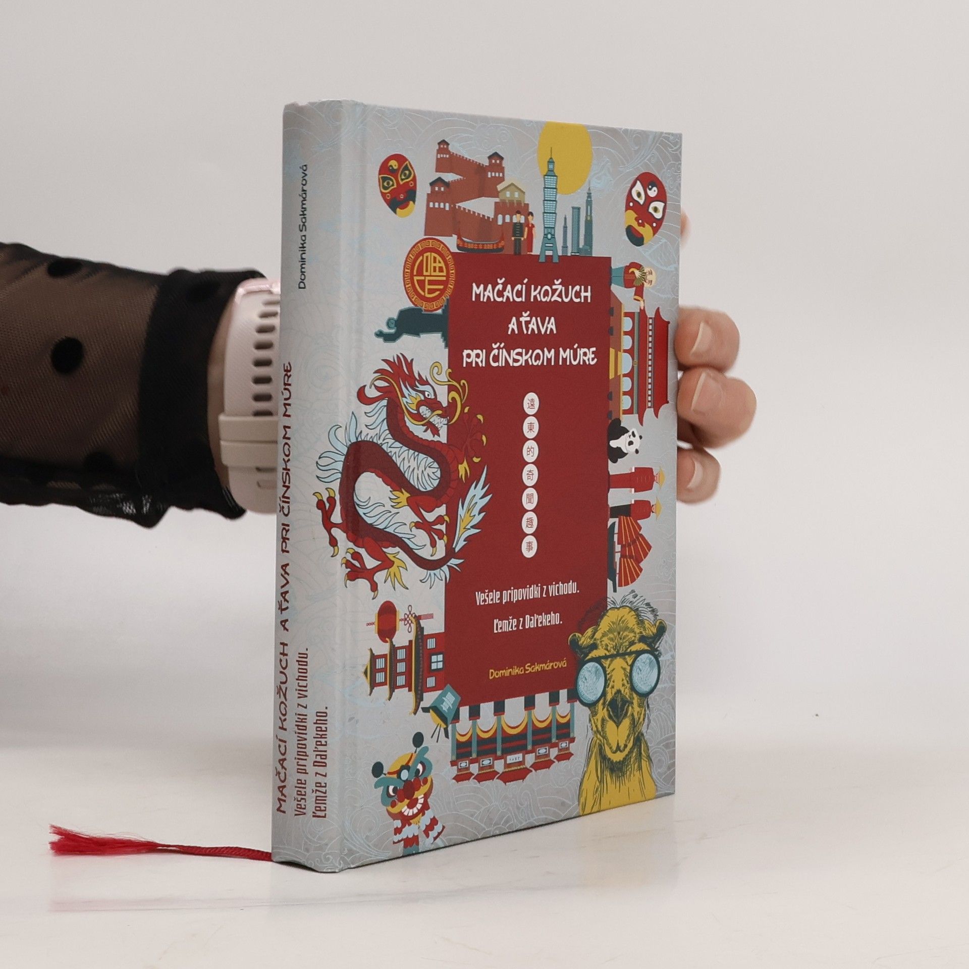 Dominika Sakmárová Mačací kožuch a ťava pri Čínskom múre