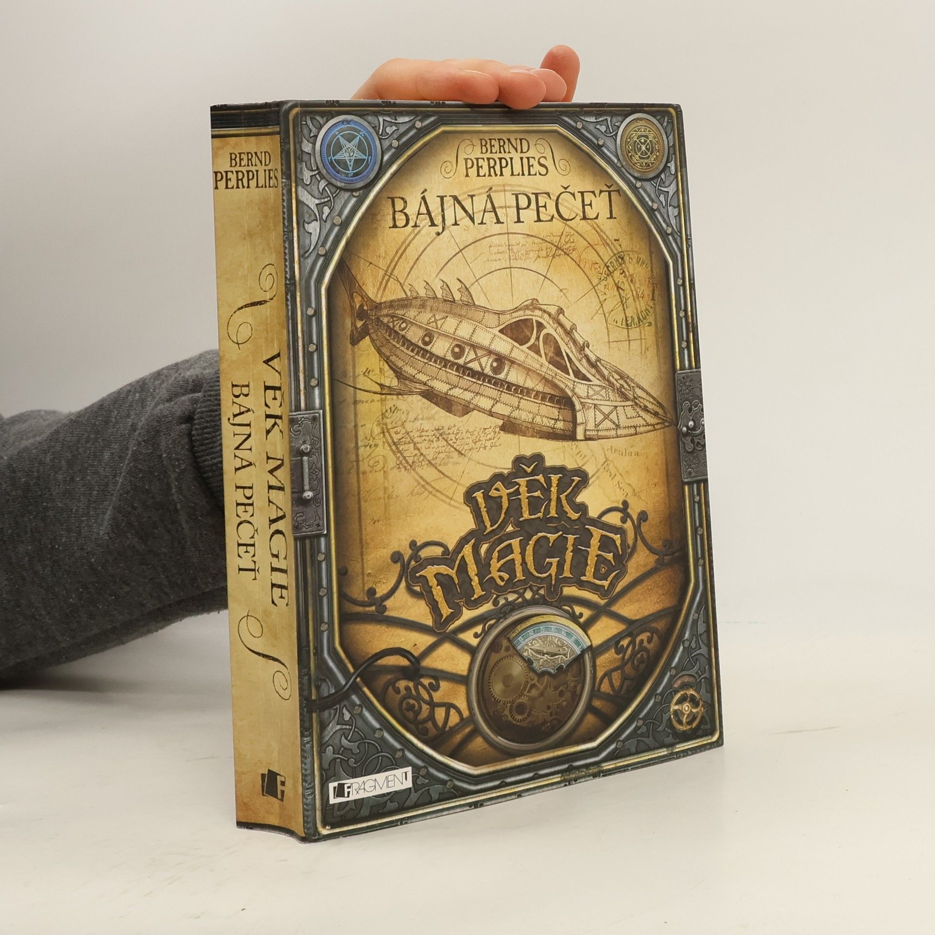 Bernd Perplies Věk magie. Bájná pečeť