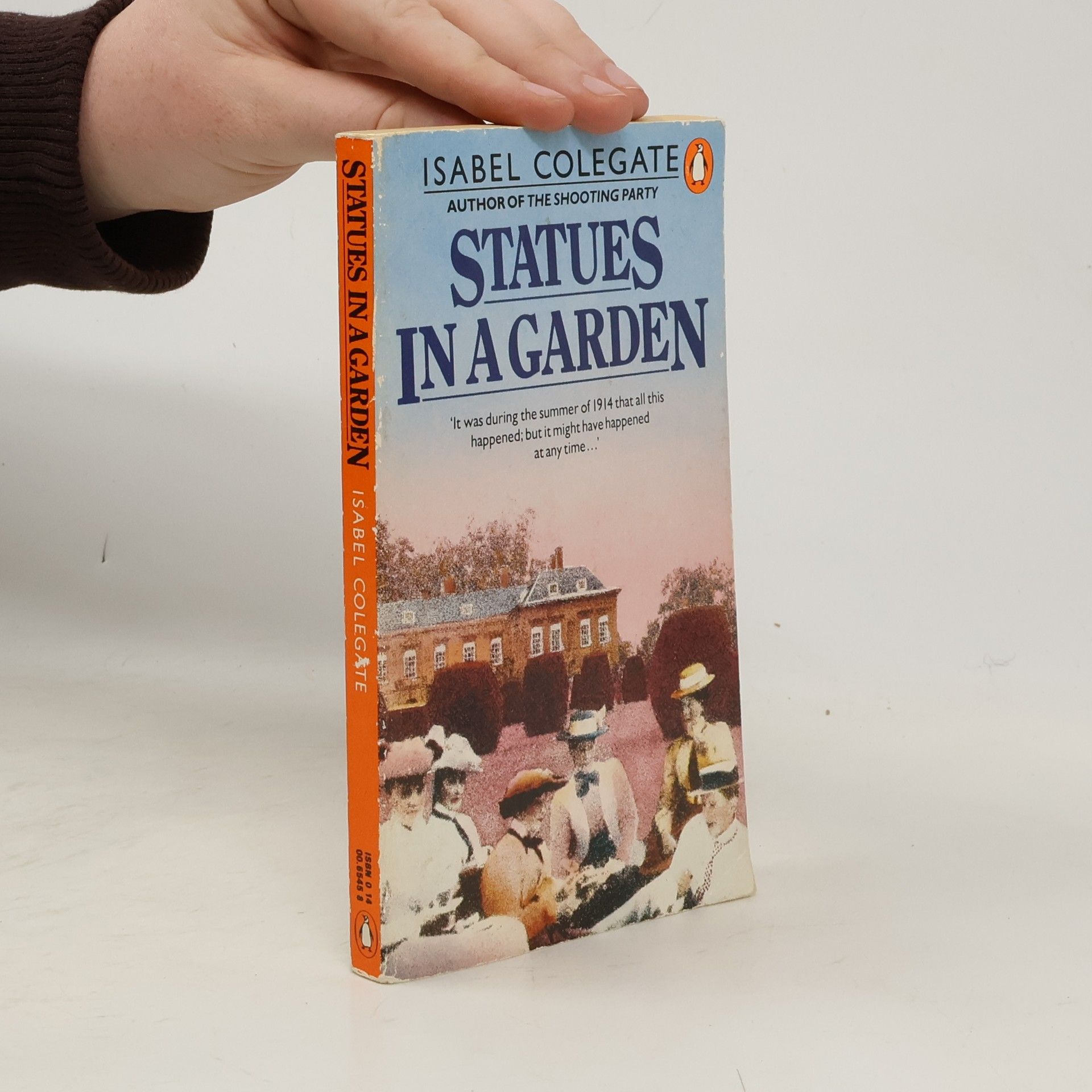 Isabel Colegate Statues in a Garden