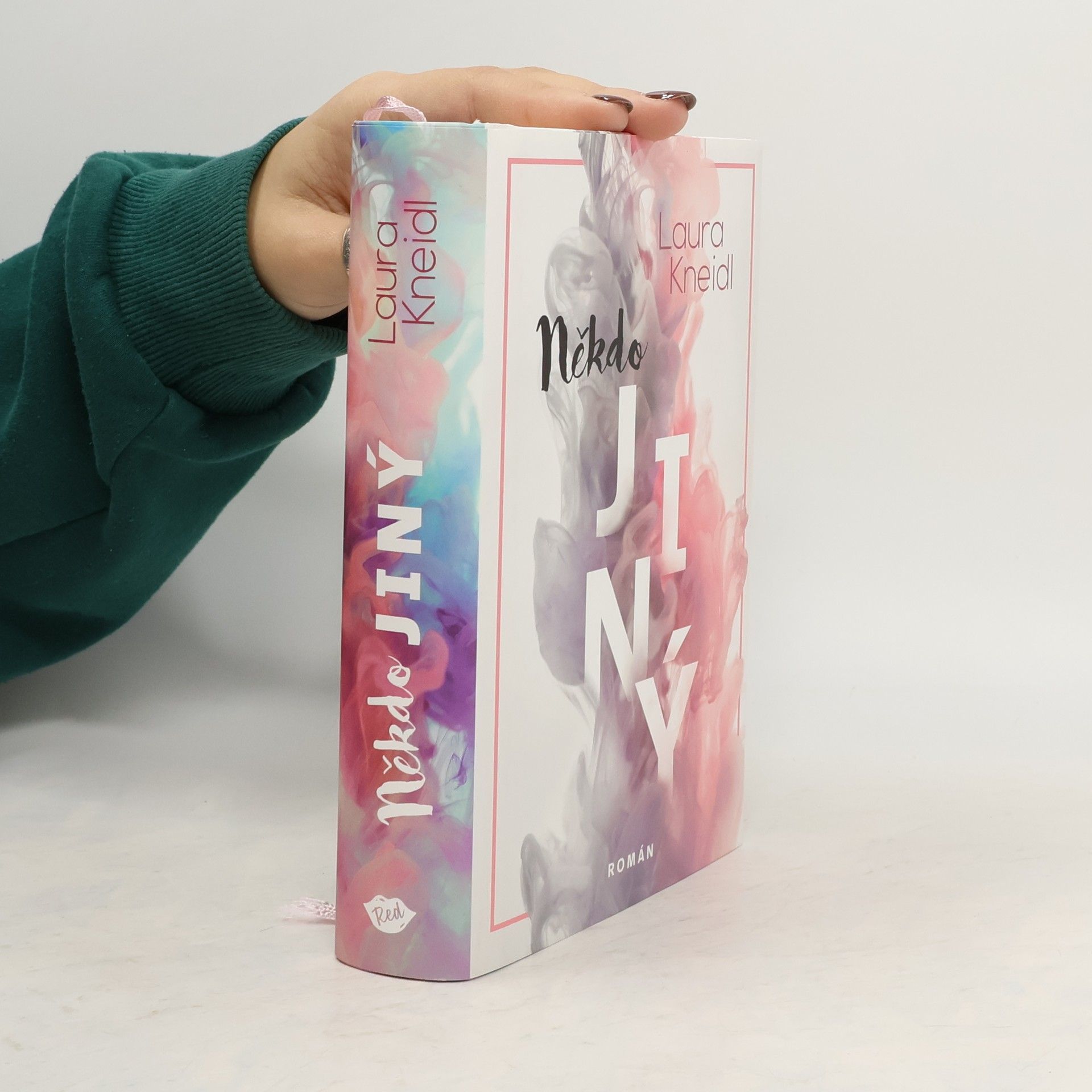 Laura Kneidl Někdo jiný