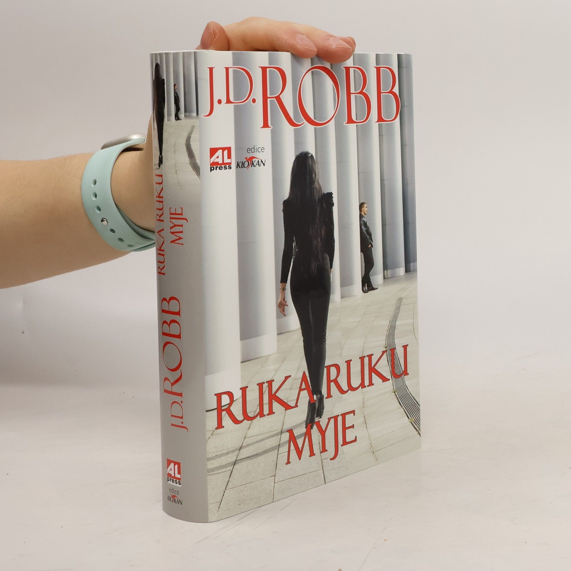 Nora Roberts Ruka ruku myje