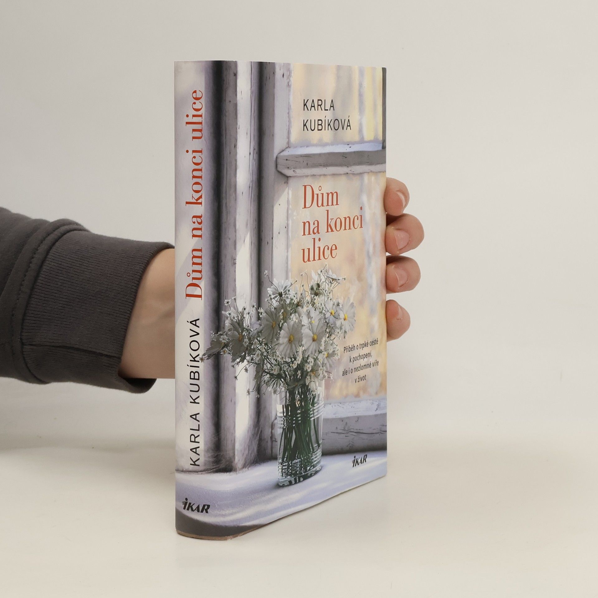 Karla Kubíková Dům na konci ulice. Příběh o trpké cestě k pochopení, ale i o nezlomné víře v život