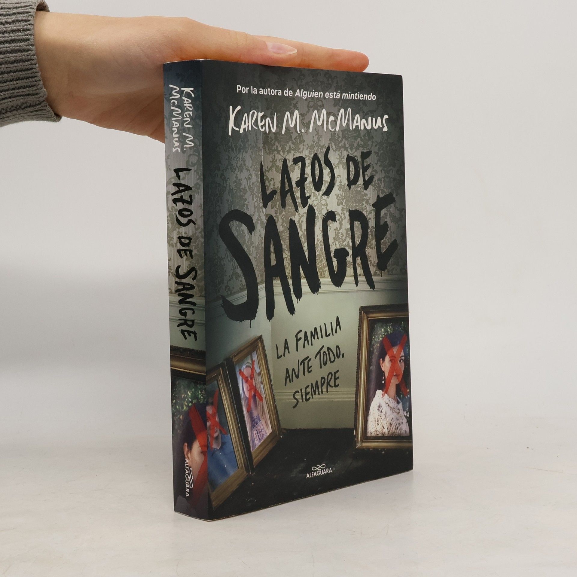 Karen M. McManus Lazos de Sangre