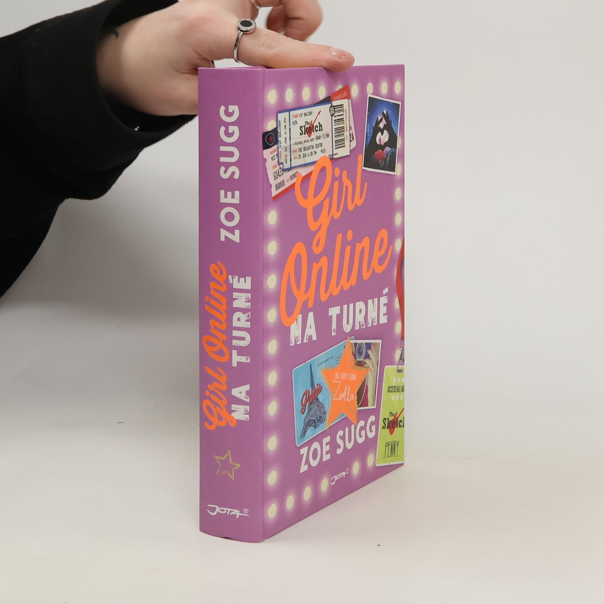 Zoe Sugg Girl Online na turné