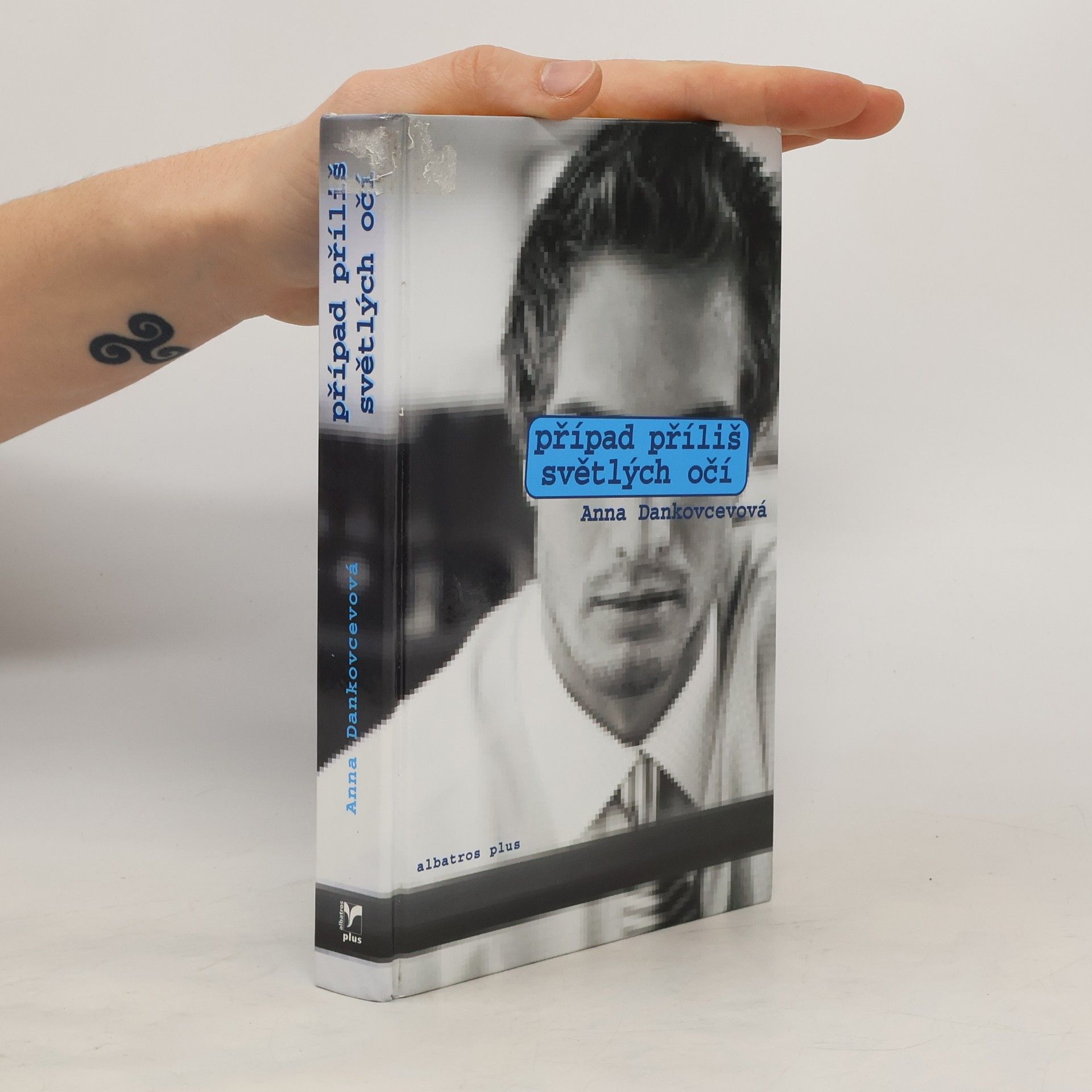 Případ příliš světlých očí