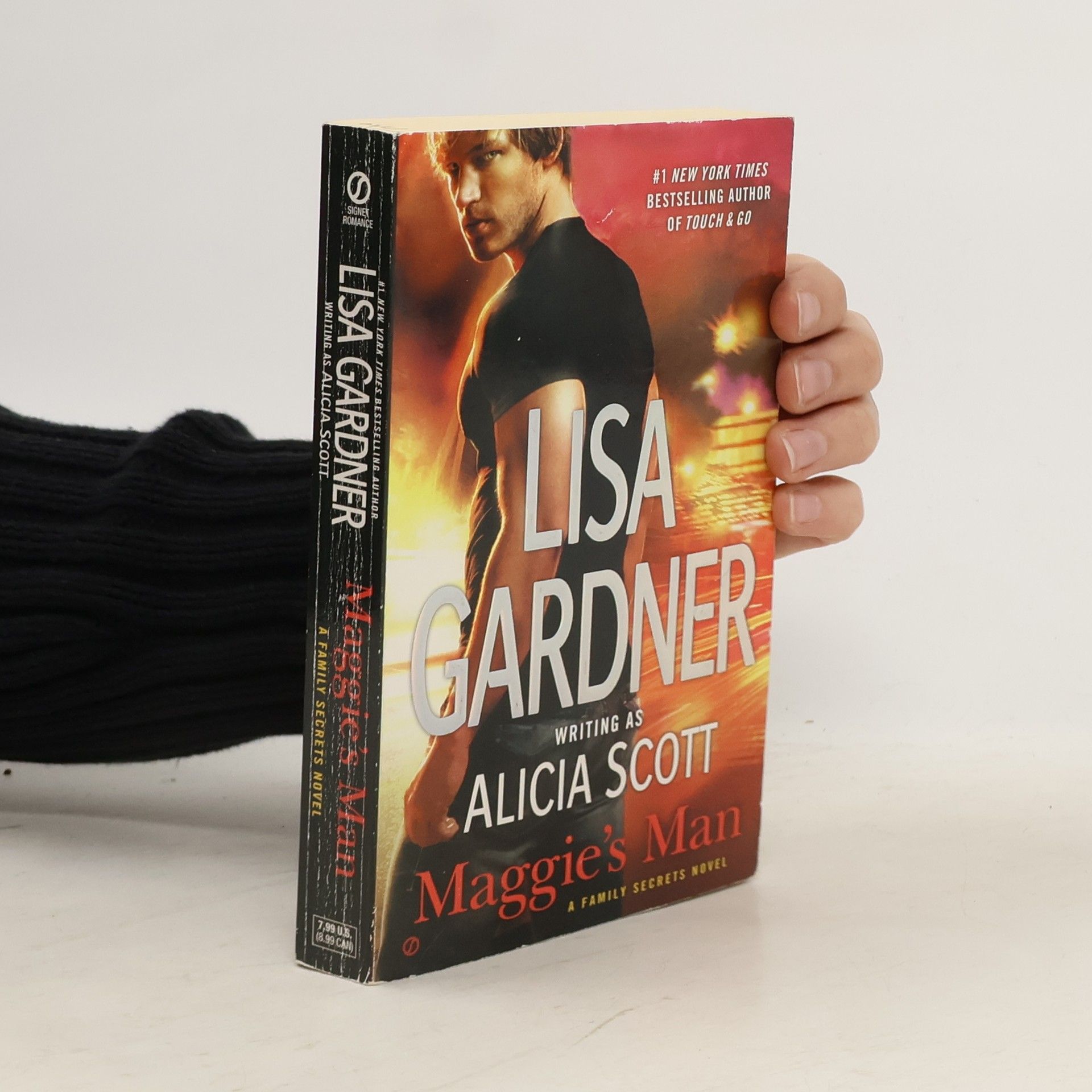 Lisa Gardner Maggie's Man: A Family Secrets Novel