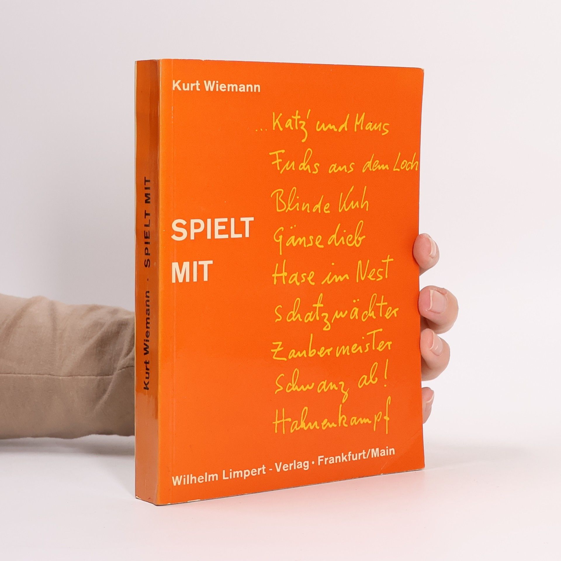 Kurt Wiemann spielt mit