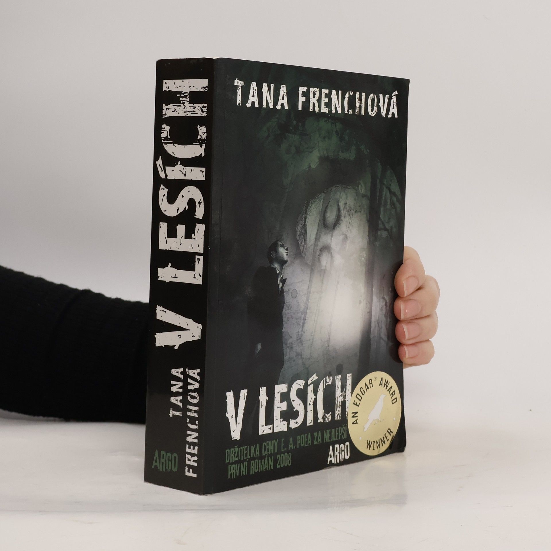 Tana French V lesích