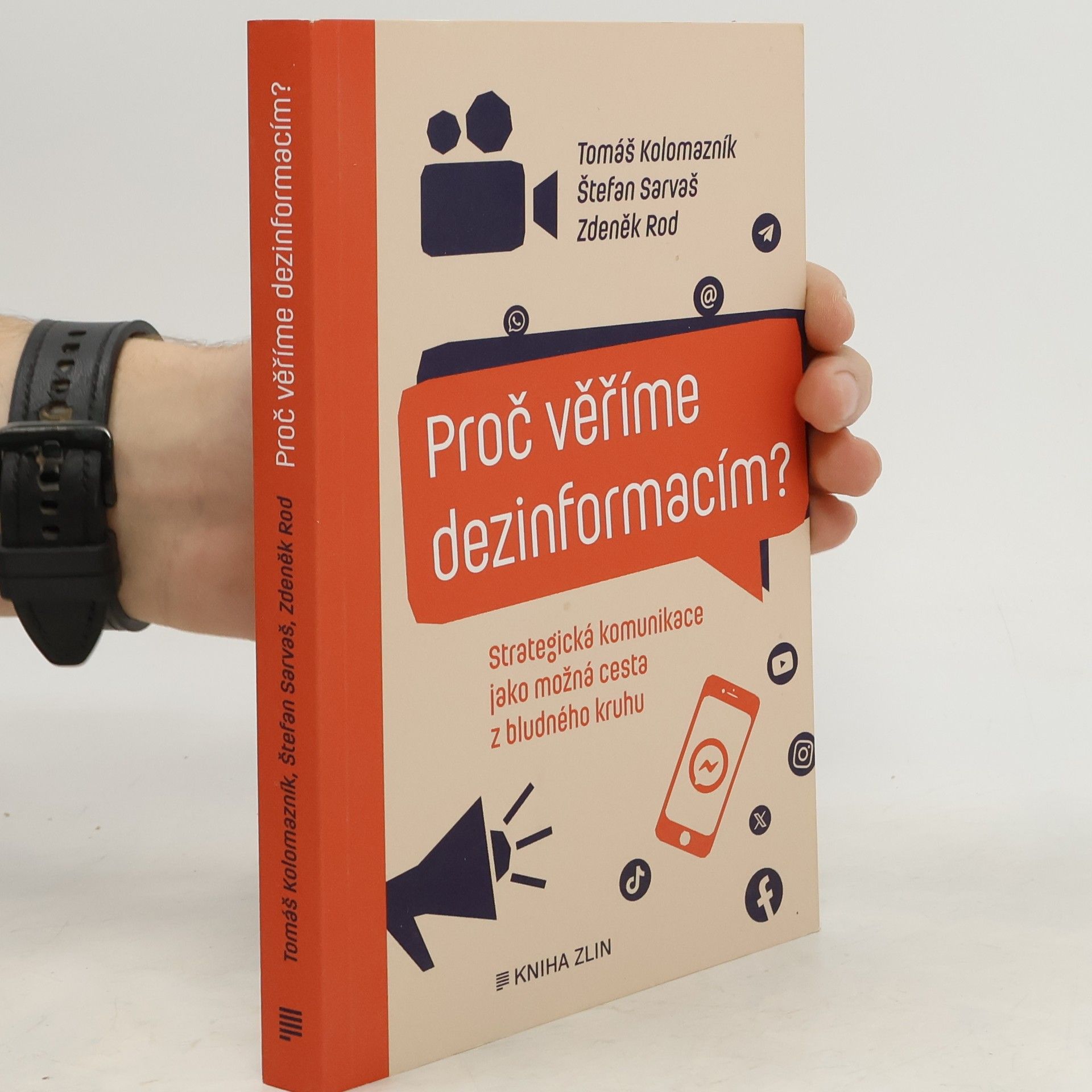 Tomáš Kolomazník Proč věříme dezinformacím? : strategická komunikace jako možná cesta z bludného kruhu