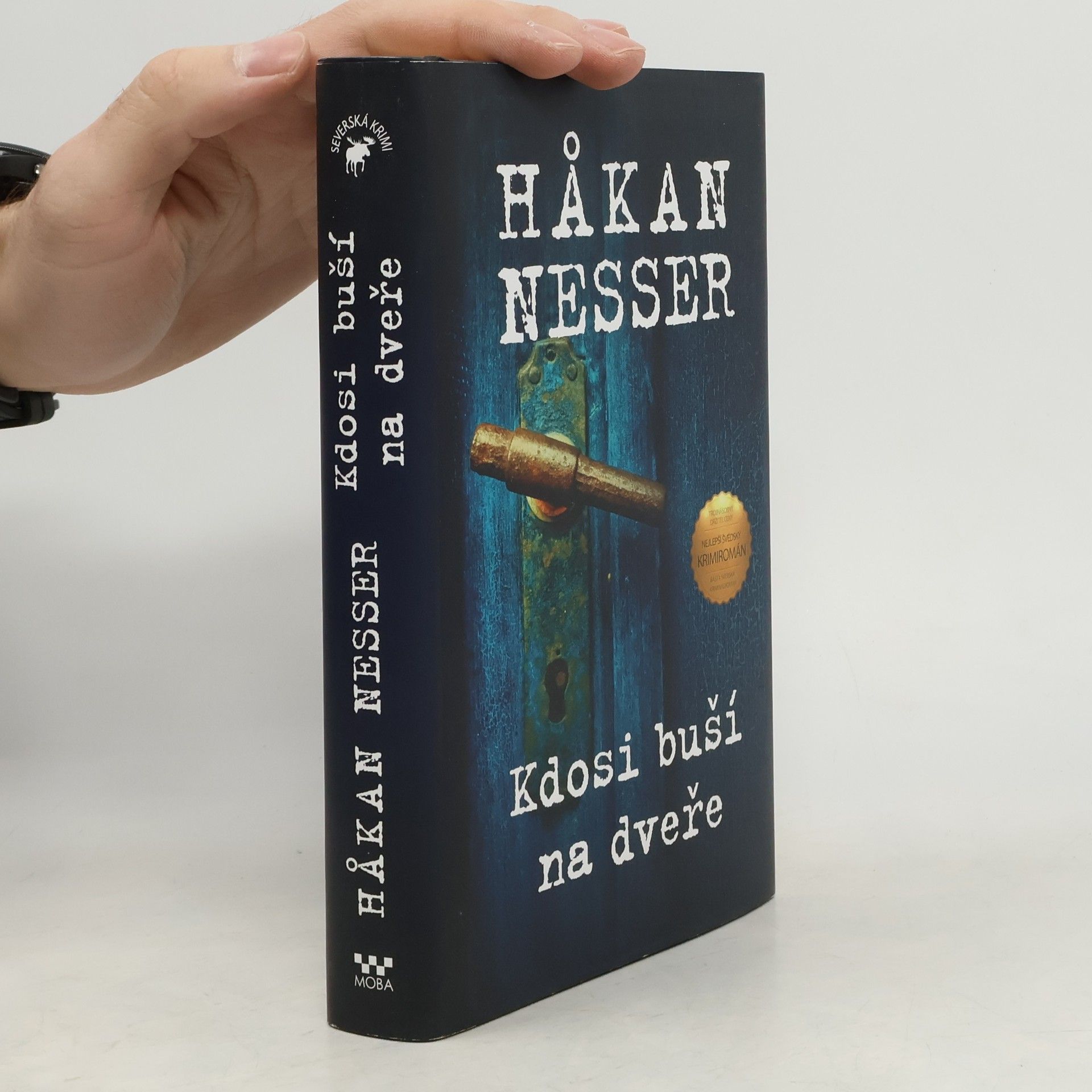 Kdosi buší na dveře