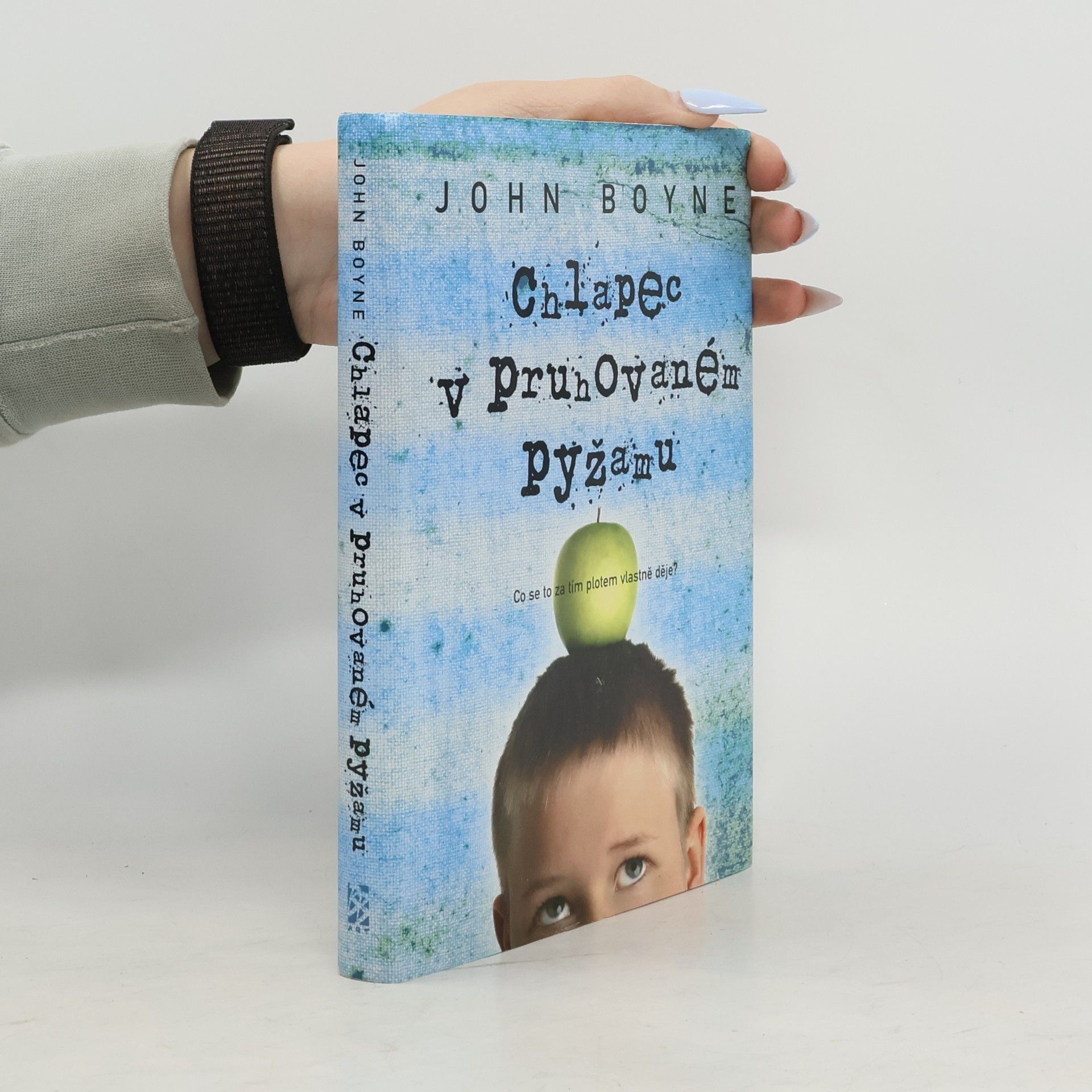 Chlapec v pruhovaném pyžamu