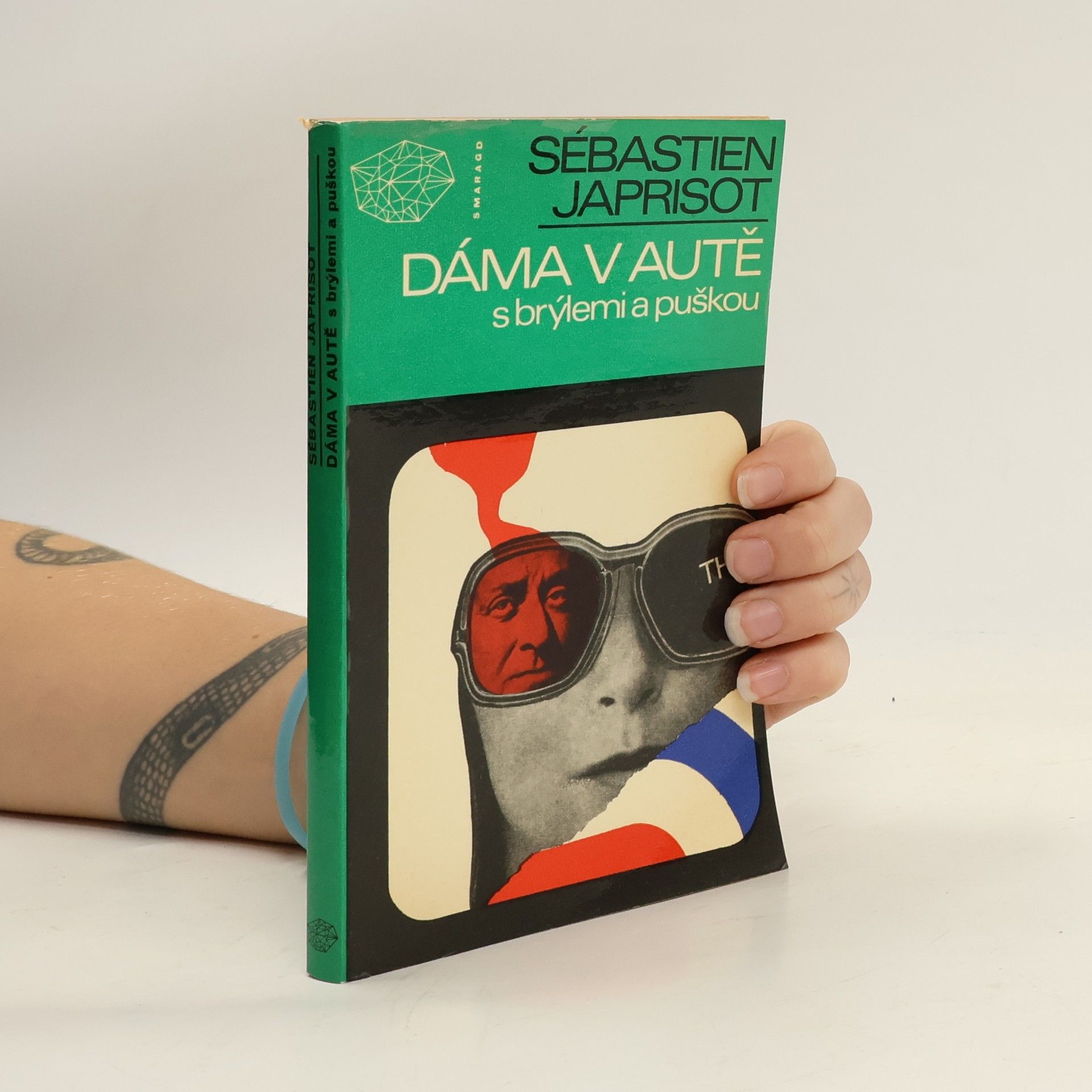 Dáma v autě s brýlemi a puškou