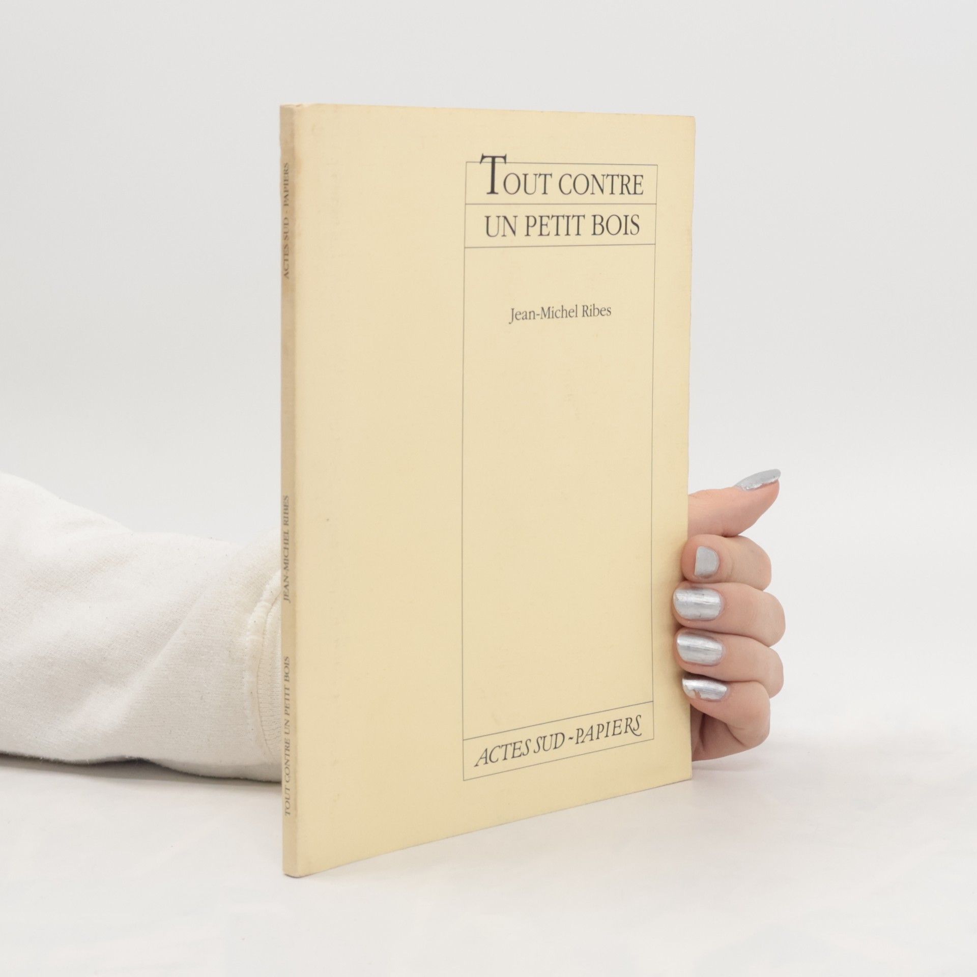 Tout contre un petit bois