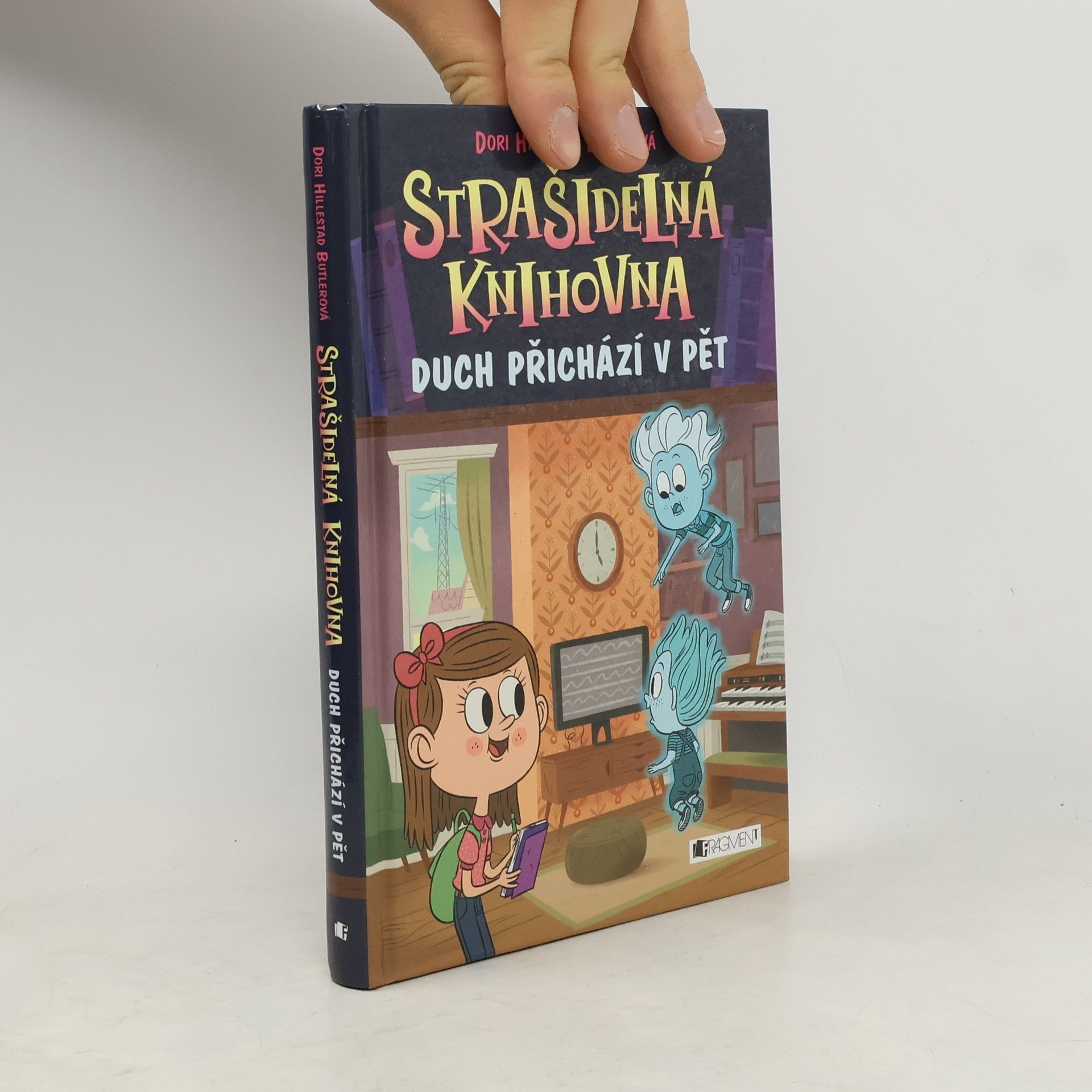 Strašidelná knihovna. Duch přichází v pět.