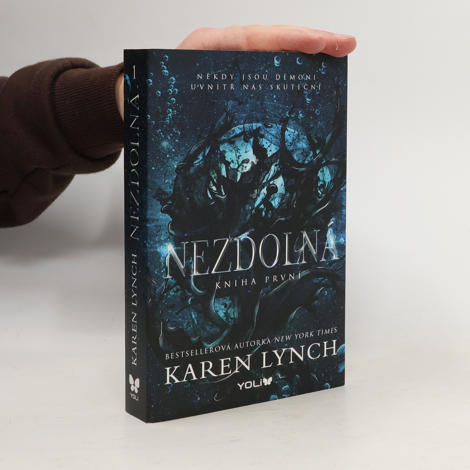 Karen Lynch Nezdolná. Kniha první