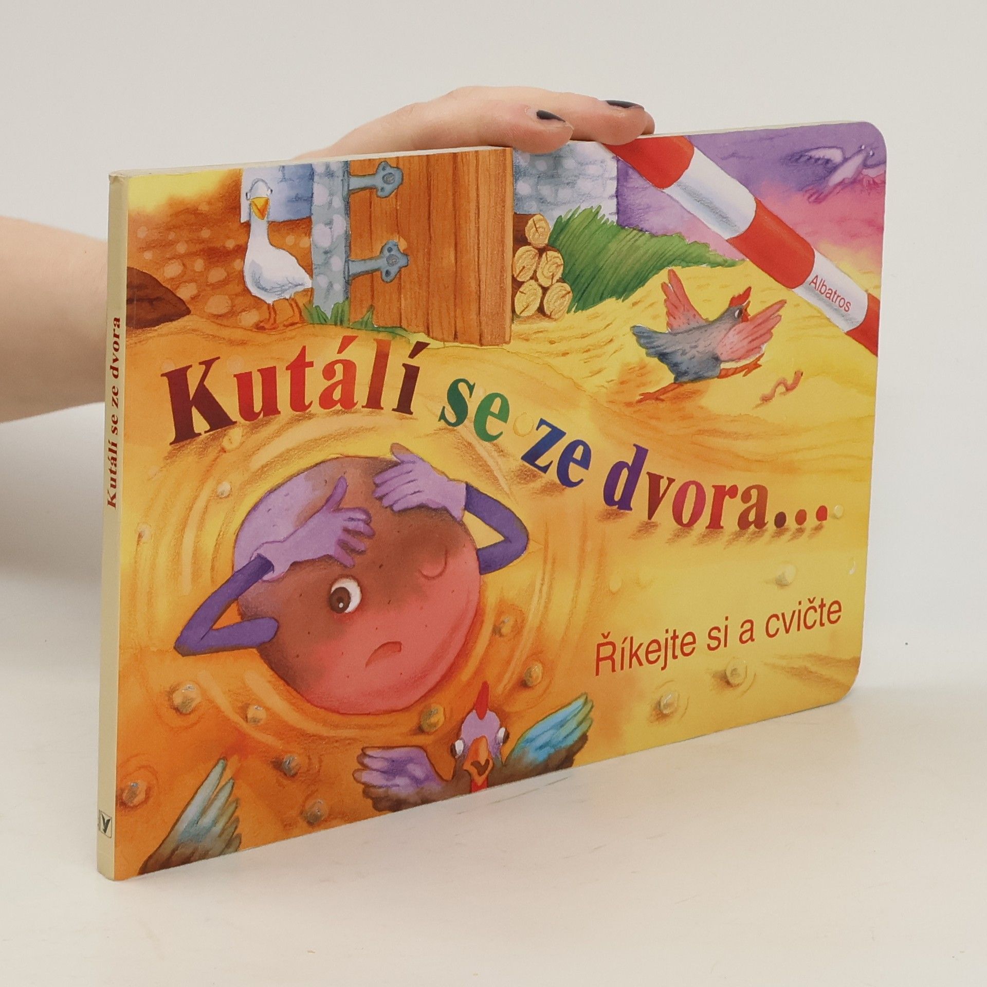 Kutálí se ze dvora