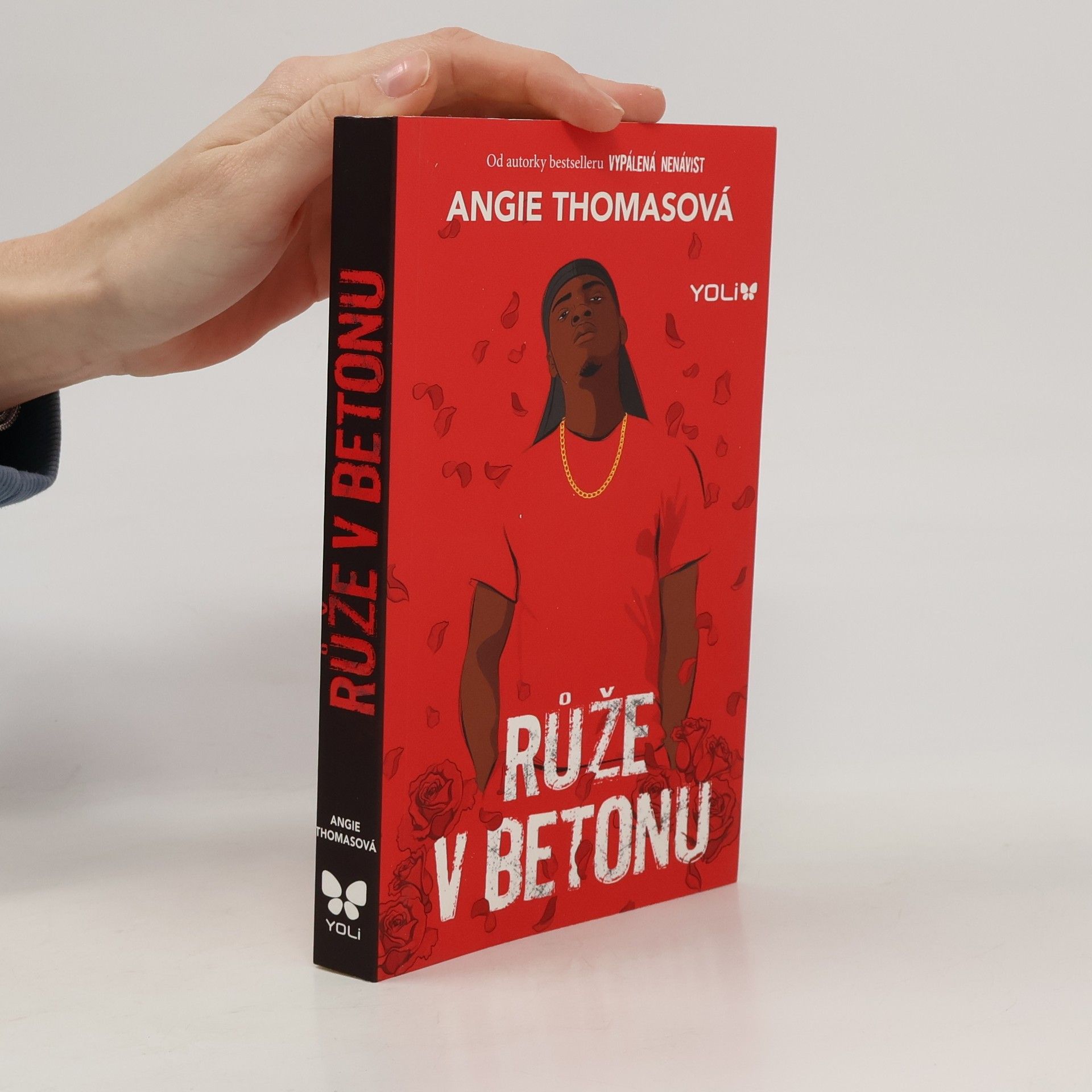 Angie Thomas Růže v betonu