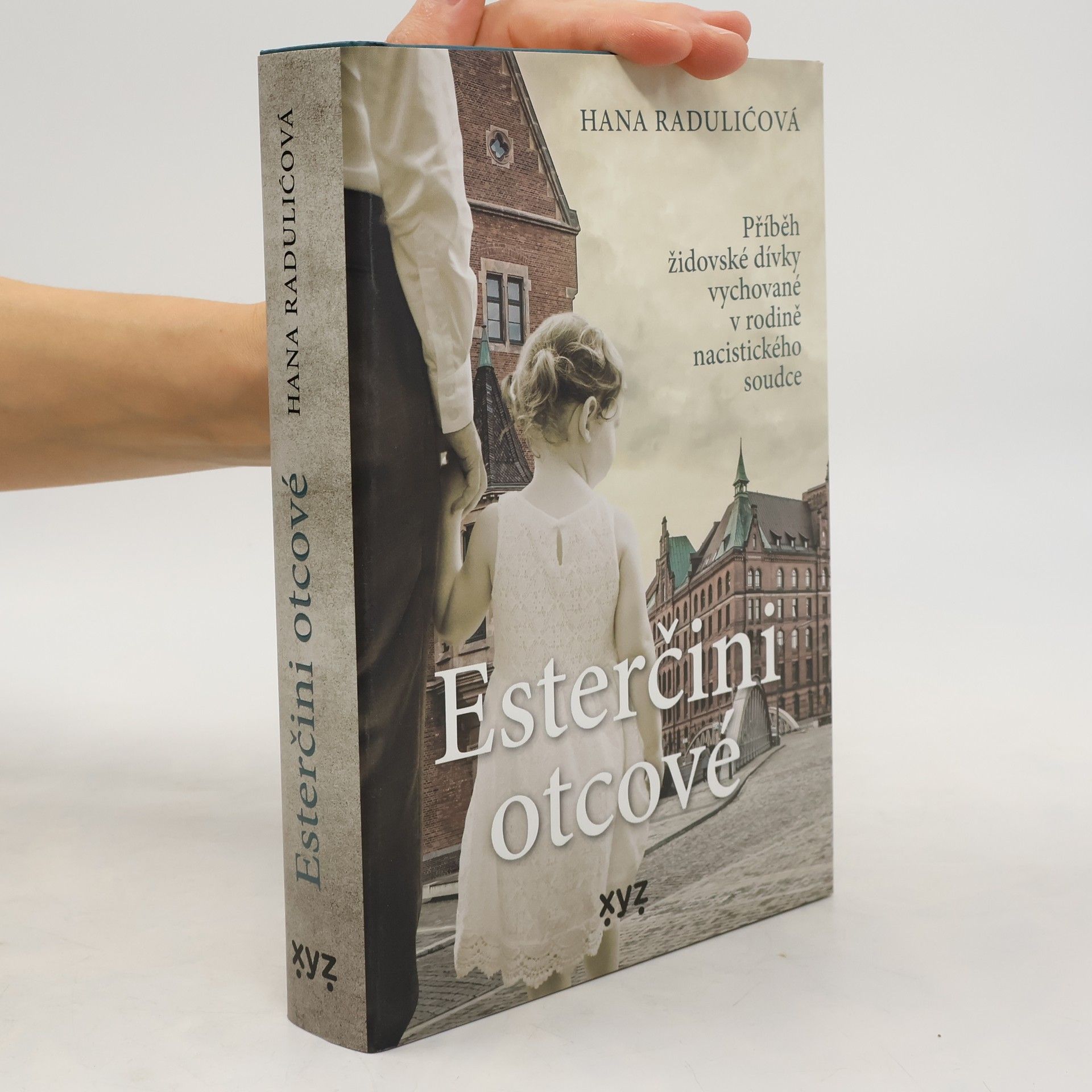 Hana Radulić Esterčini otcové : příběh židovské dívky vychované v rodině nacistického soudce