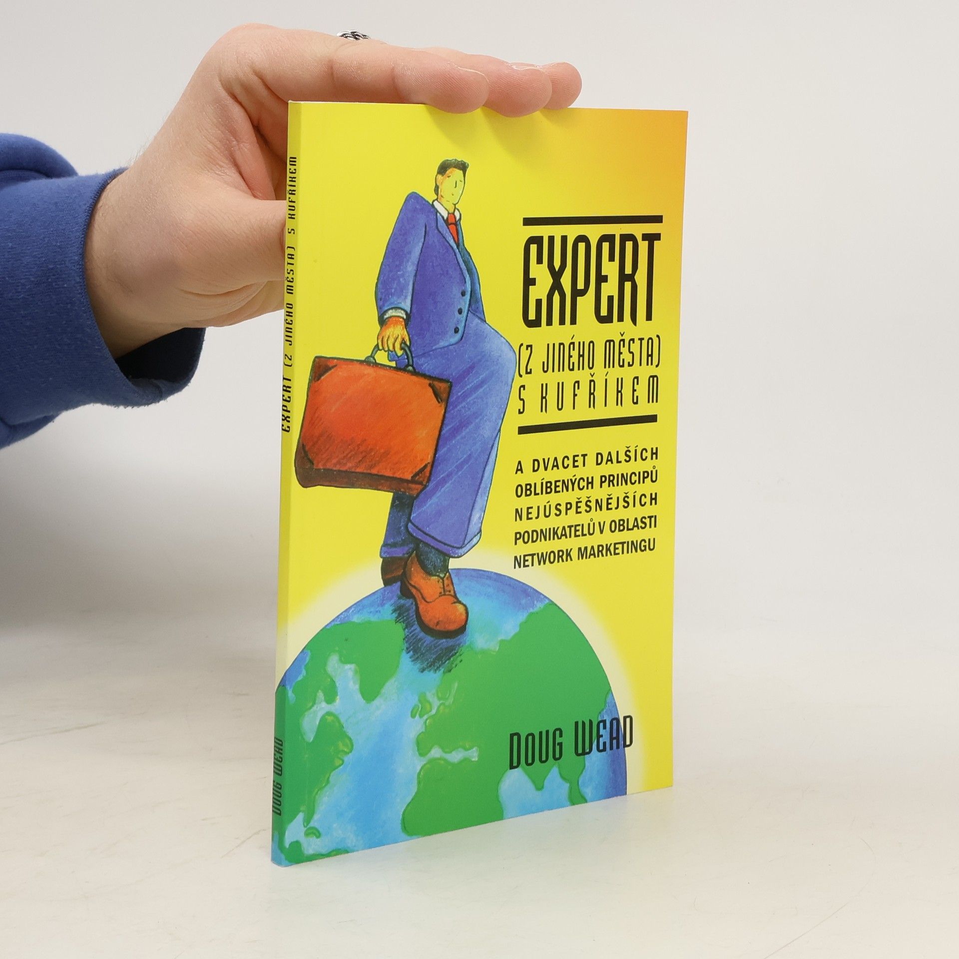 Expert z jiného města s kufříkem