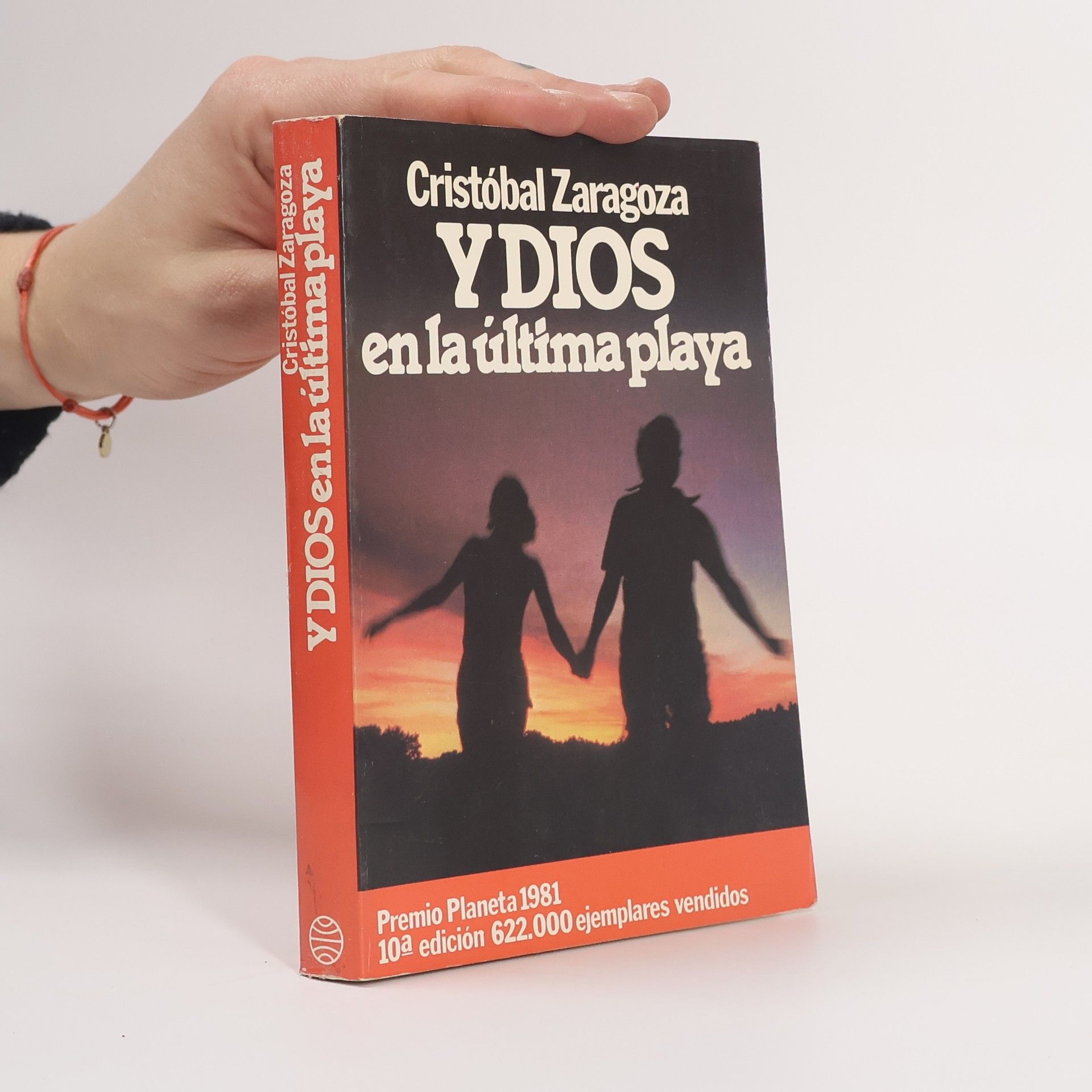 Y Dios en la última playa