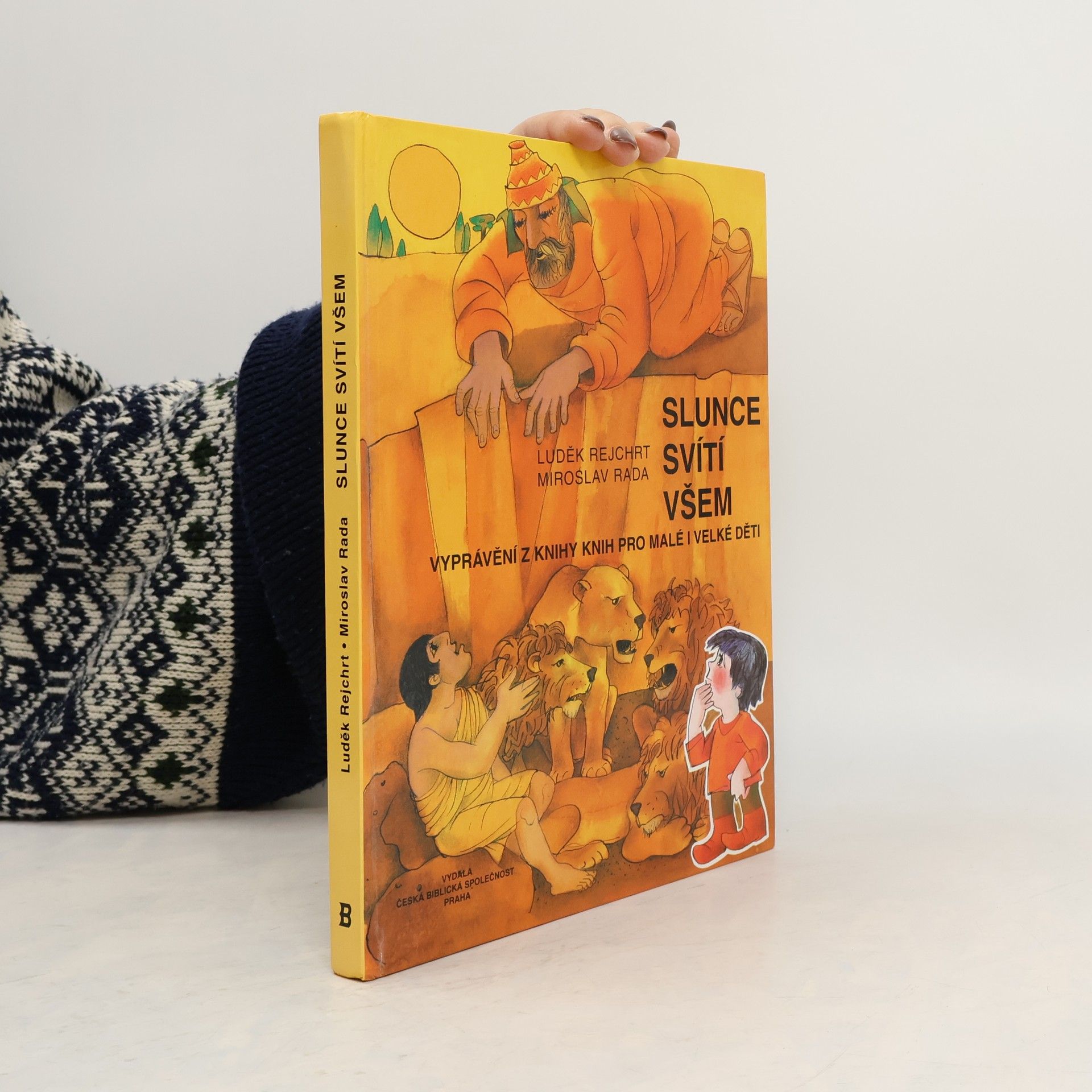 Slunce svítí všem