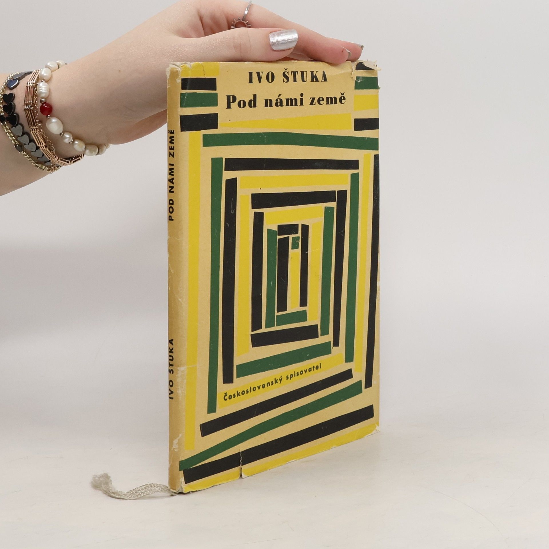 Ivo Štuka Pod námi země