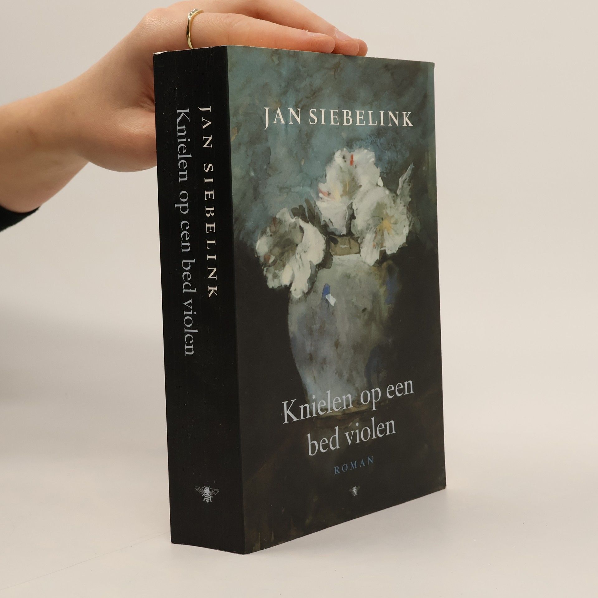 Jan Siebelink Knielen op een bed violen