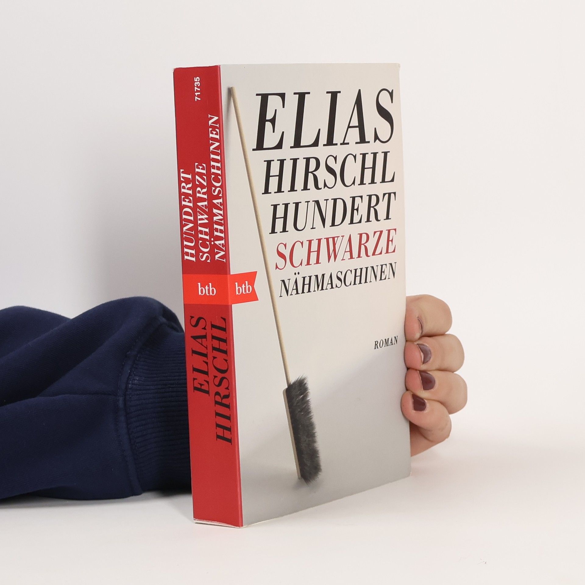 Hundert schwarze Nähmaschinen