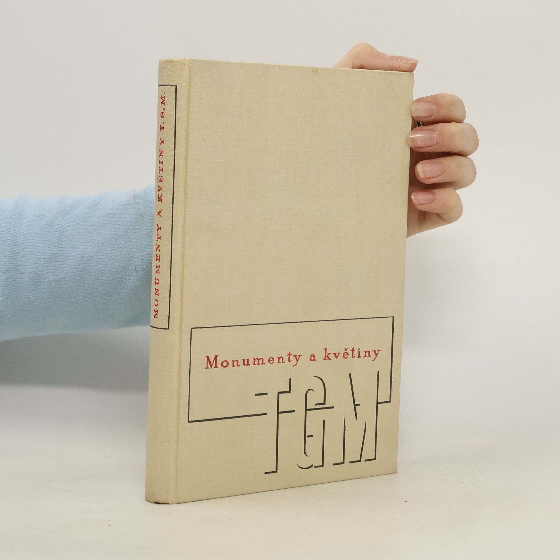 Monumenty a květiny. TGM