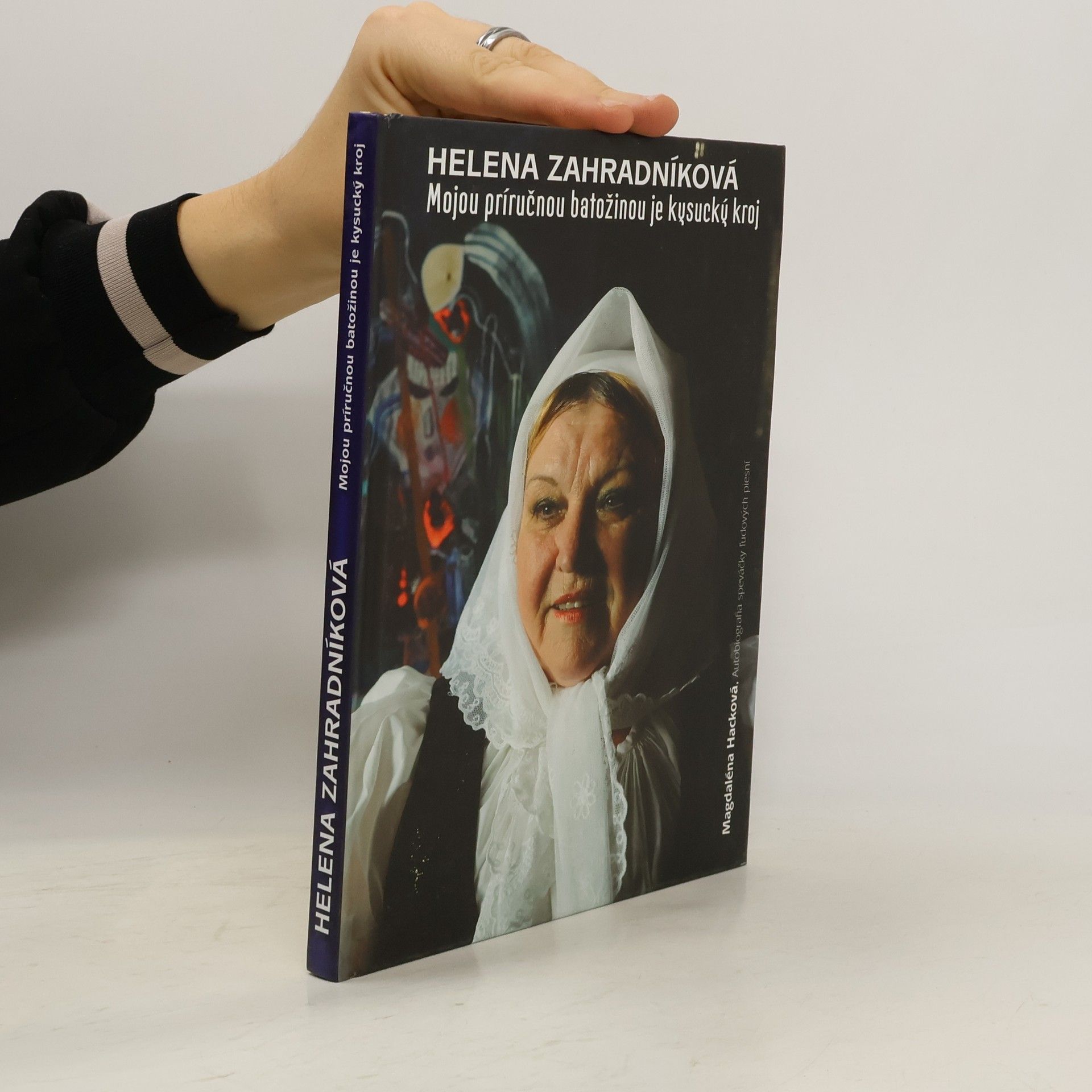 Helena Zahradníková. Mojou príručnou batožinou je kysucký kroj