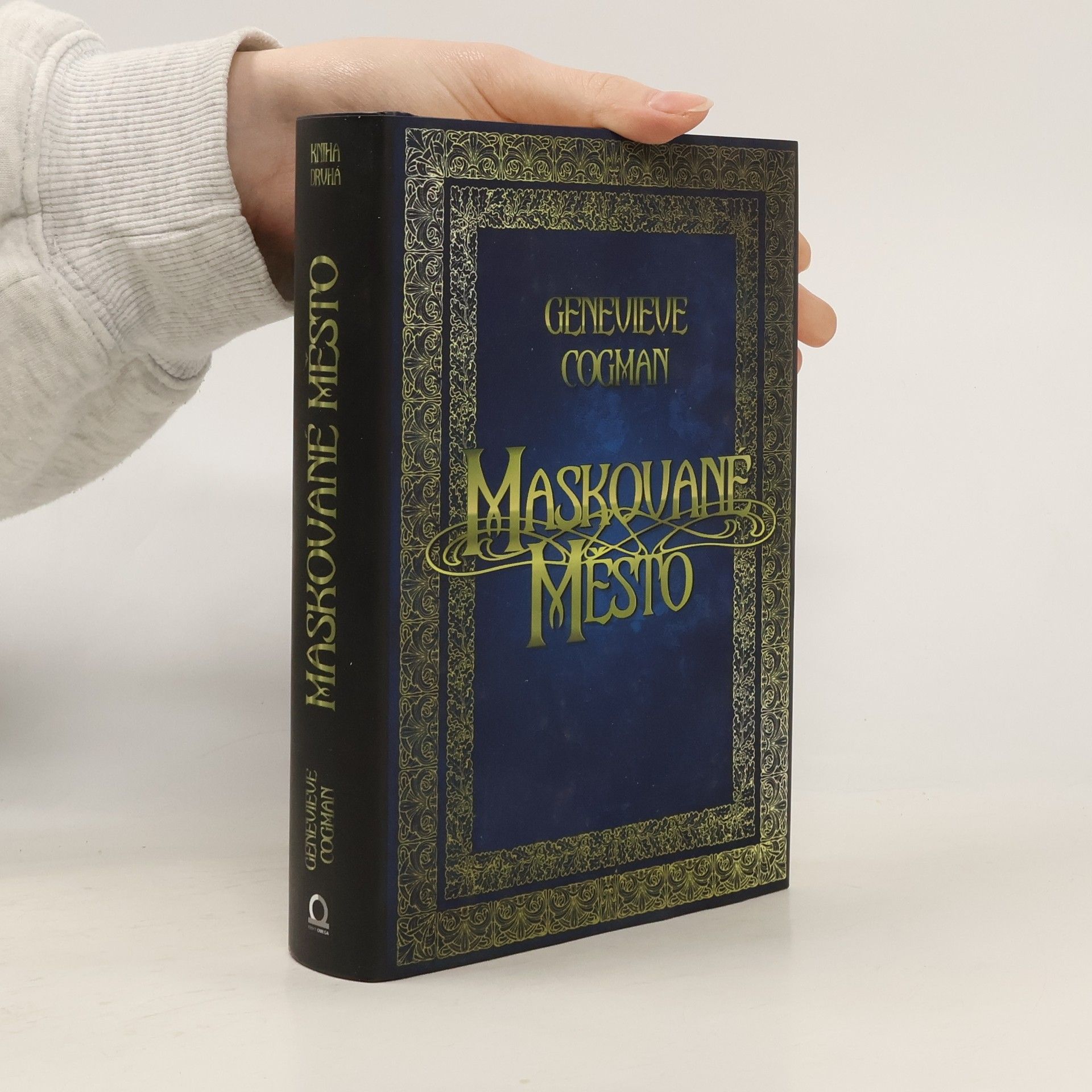 Genevieve Cogman Neviditelná knihovna. Kniha druhá, Maskované město