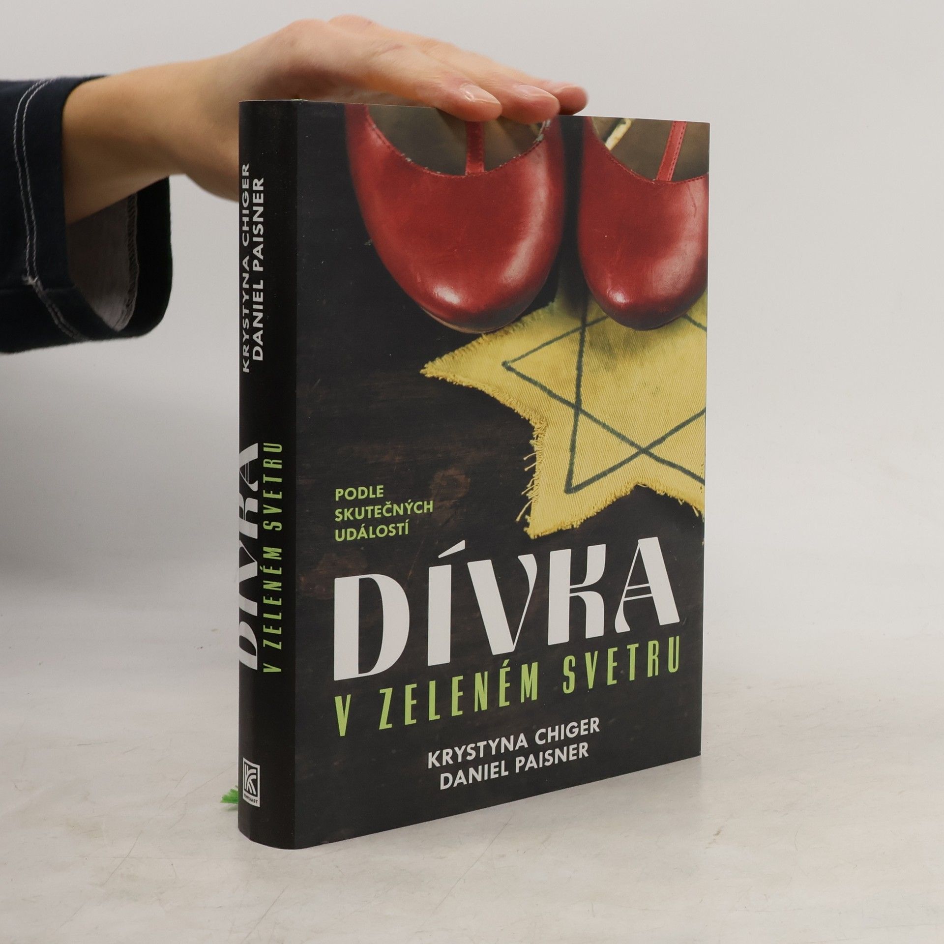 Krystyna Chiger Dívka v zeleném svetru