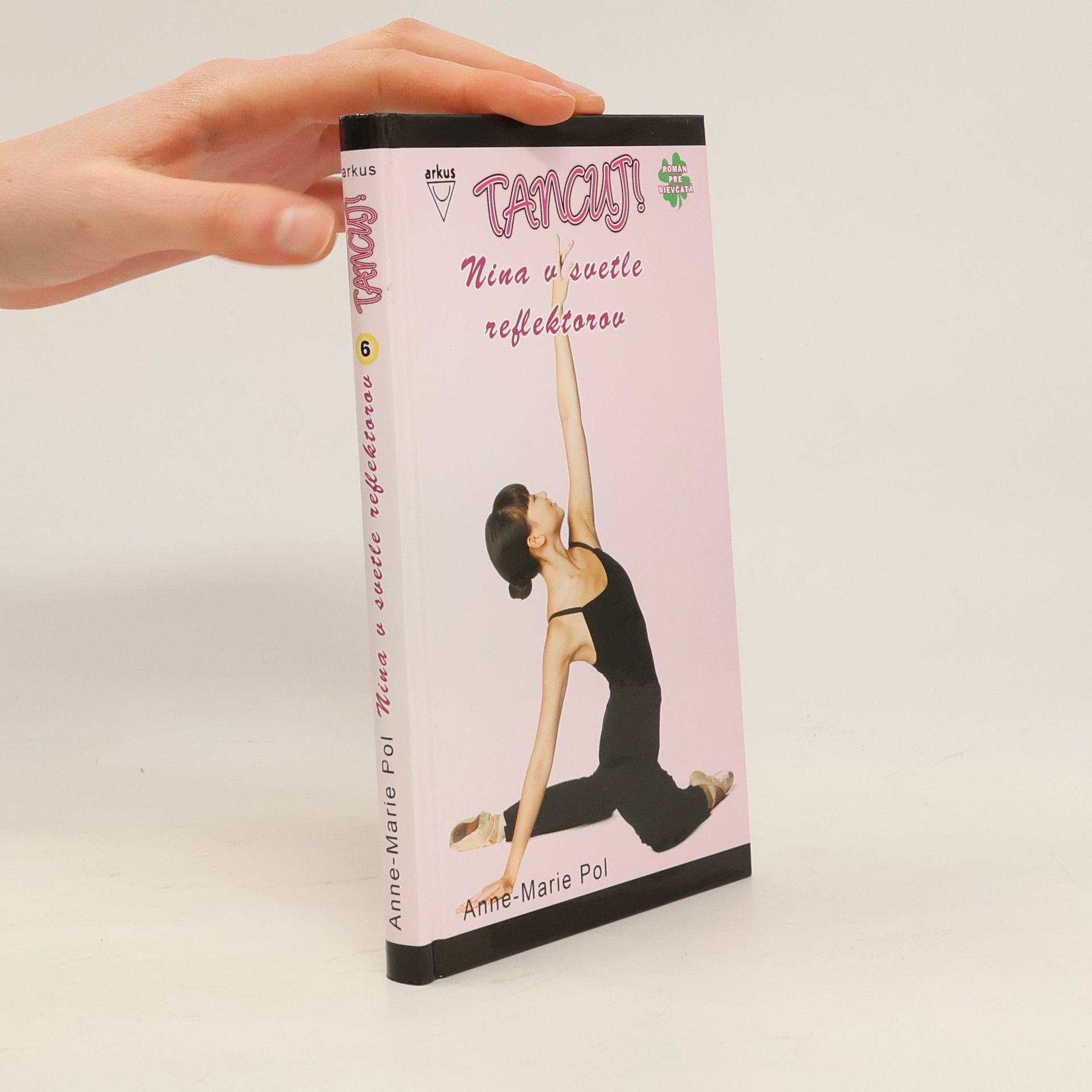 Anne-Marie Pol Nina v svetle reflektorov