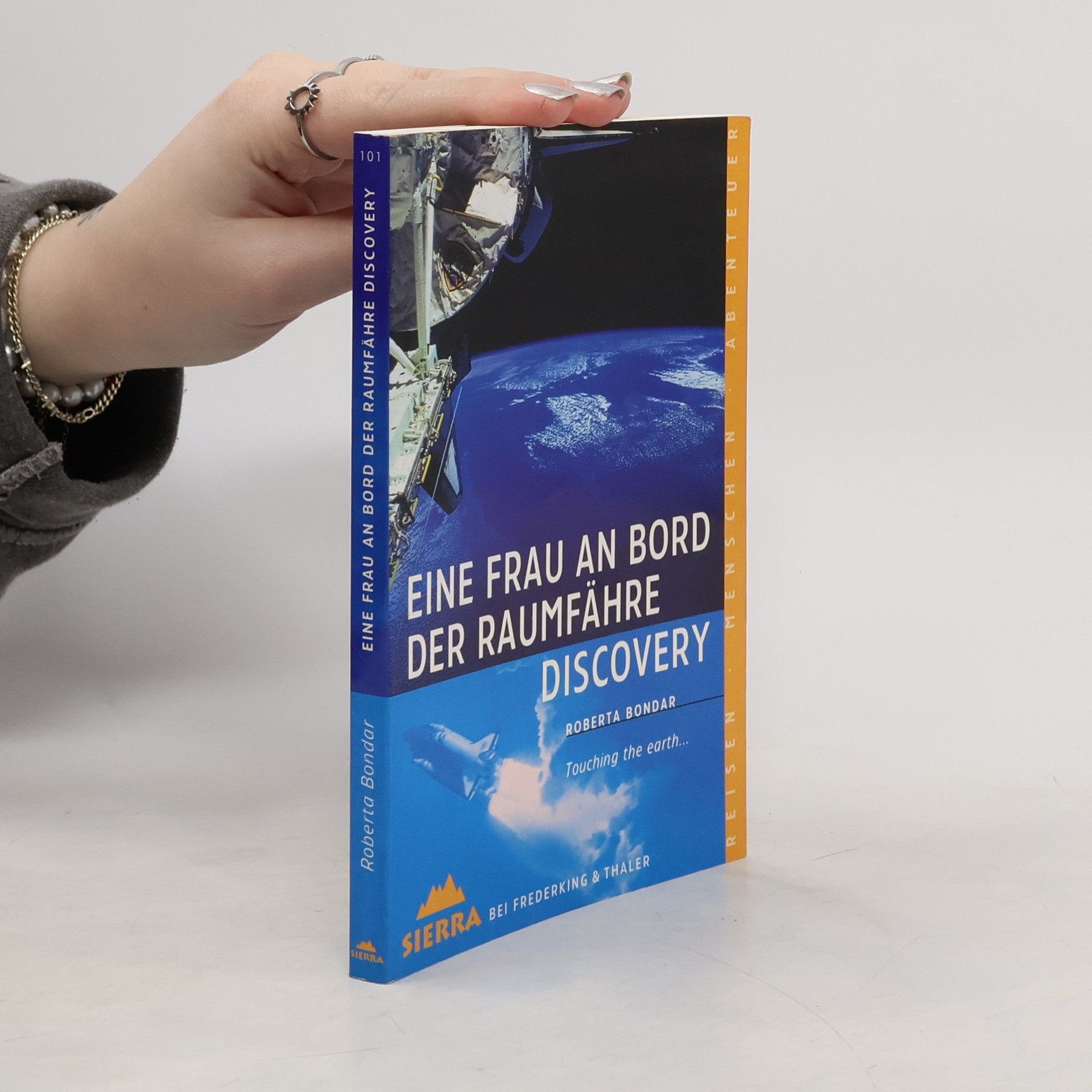 Eine Frau an Bord der Raumfähre Discovery