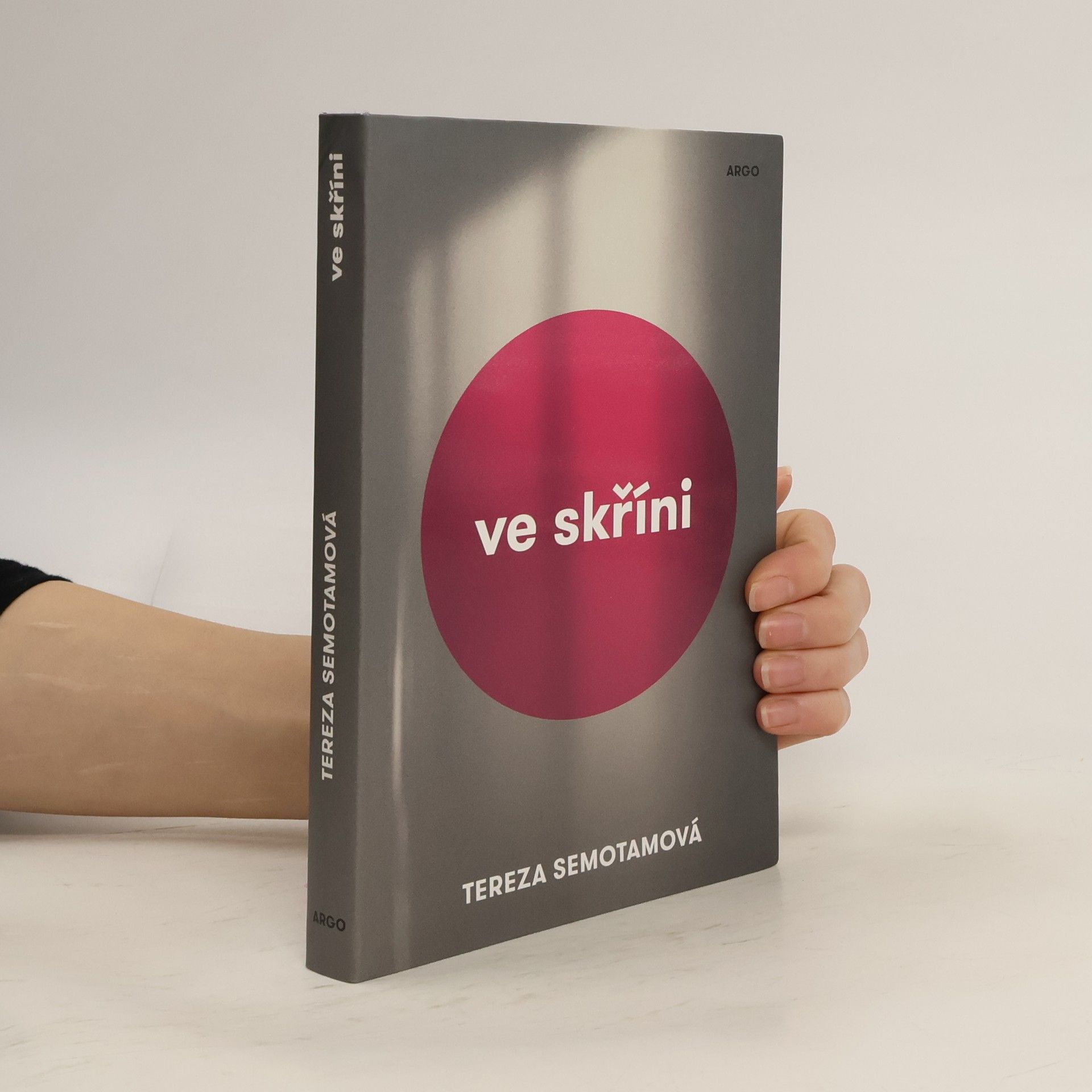 Tereza Semotamová Ve skříni
