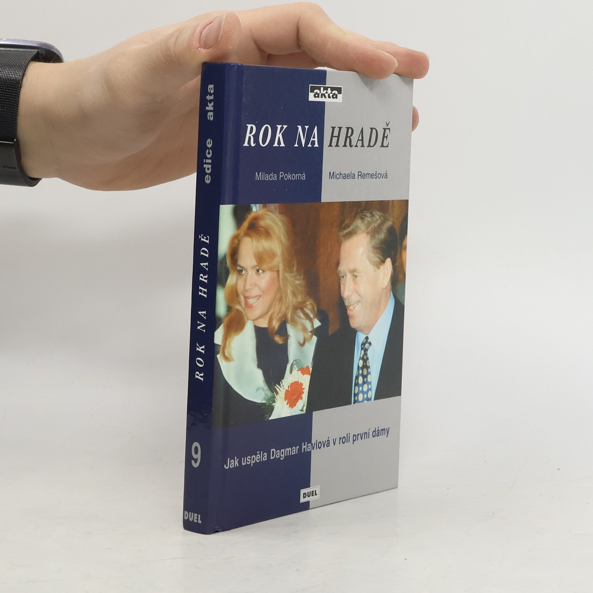 Rok na hradě : jak uspěla Dagmar Havlová v roli první dámy