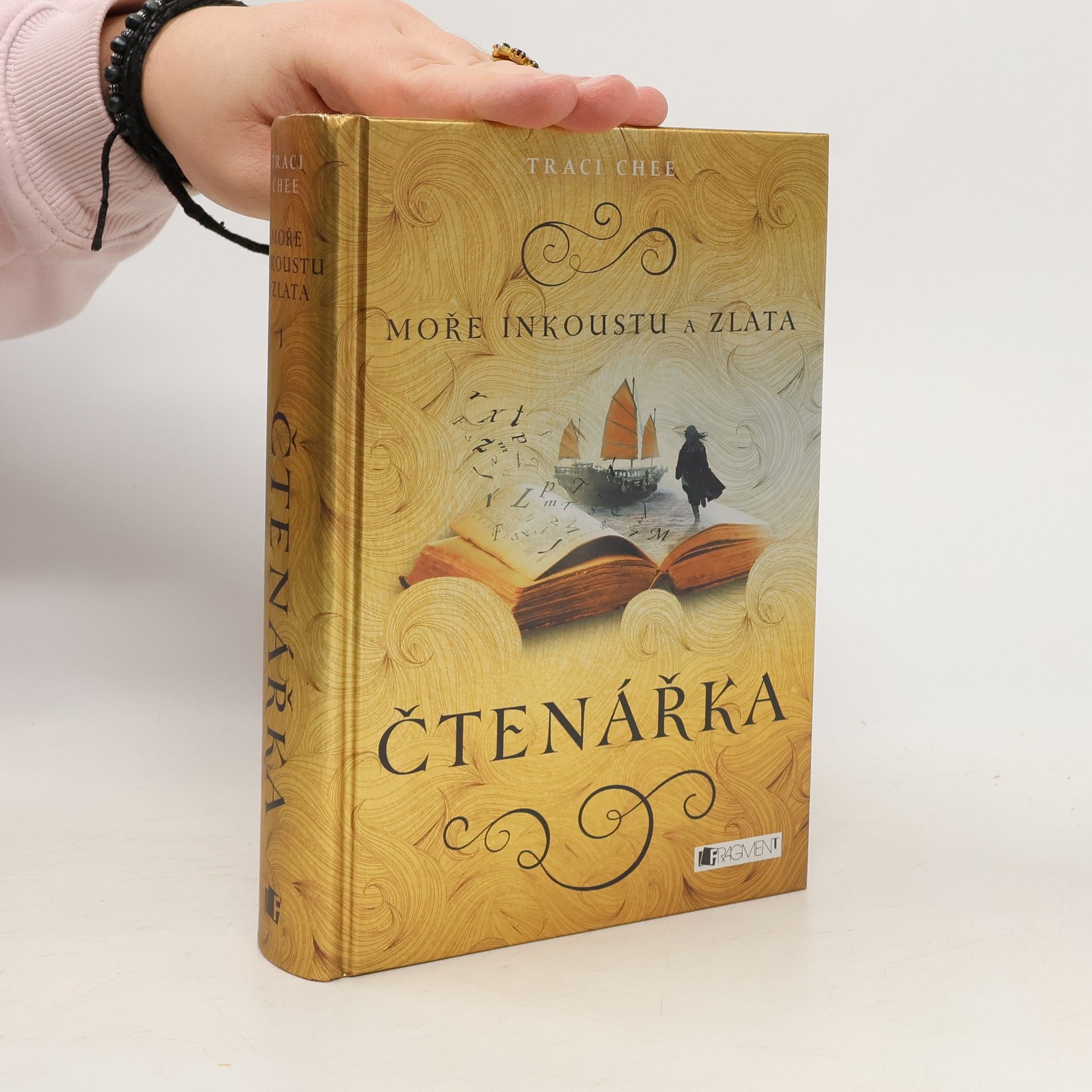 Traci Chee Moře inkoustu a zlata. Čtenářka